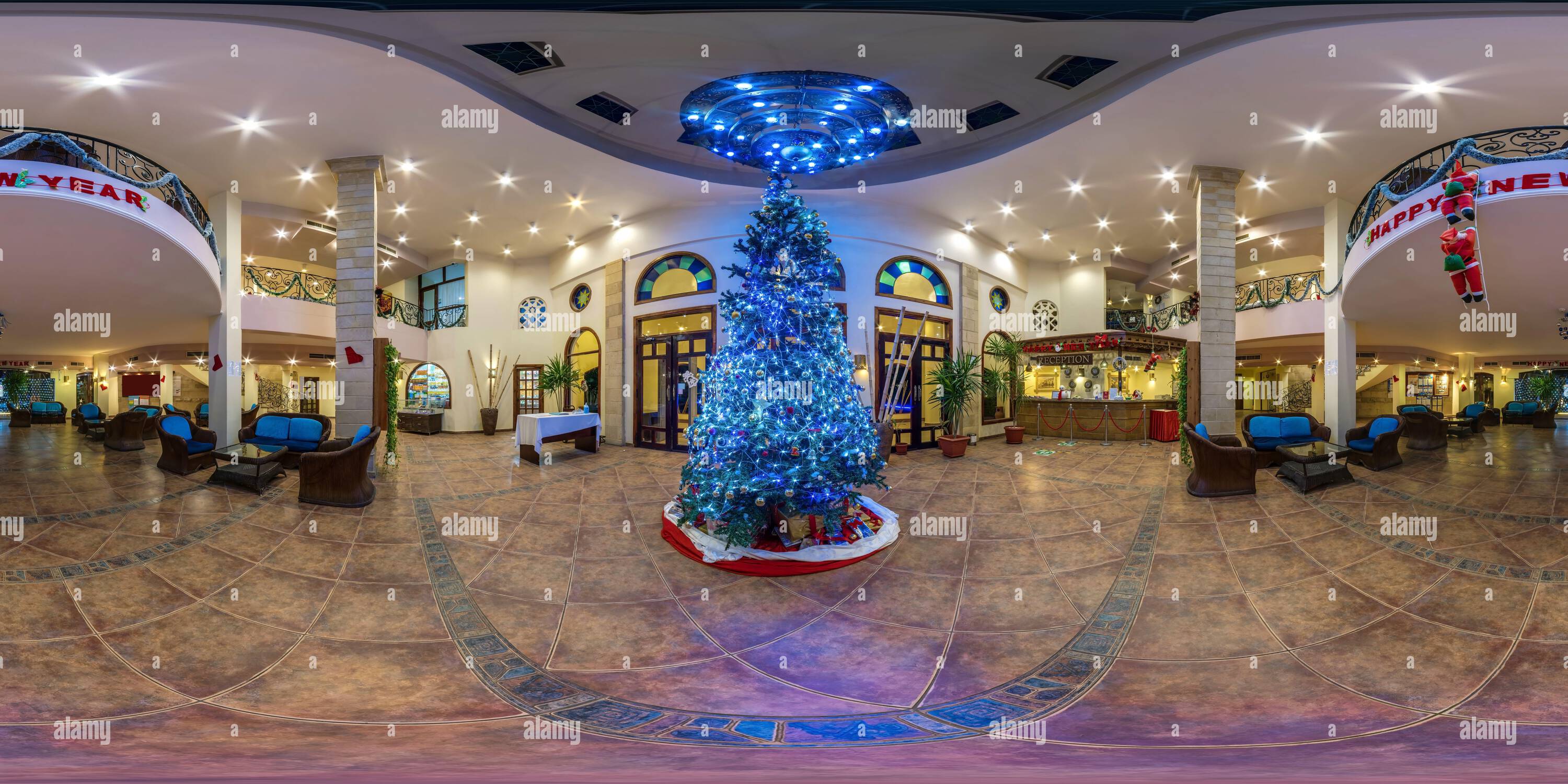 360 Grad Panorama Ansicht von DAHAB, ÄGYPTEN - 2021. DEZEMBER: Nahtlose, kugelförmige Nacht hdr 360 Panorama in der Nähe des beleuchteten Weihnachtsbaums an der Rezeption des arabischen Hotels in der Wüste von