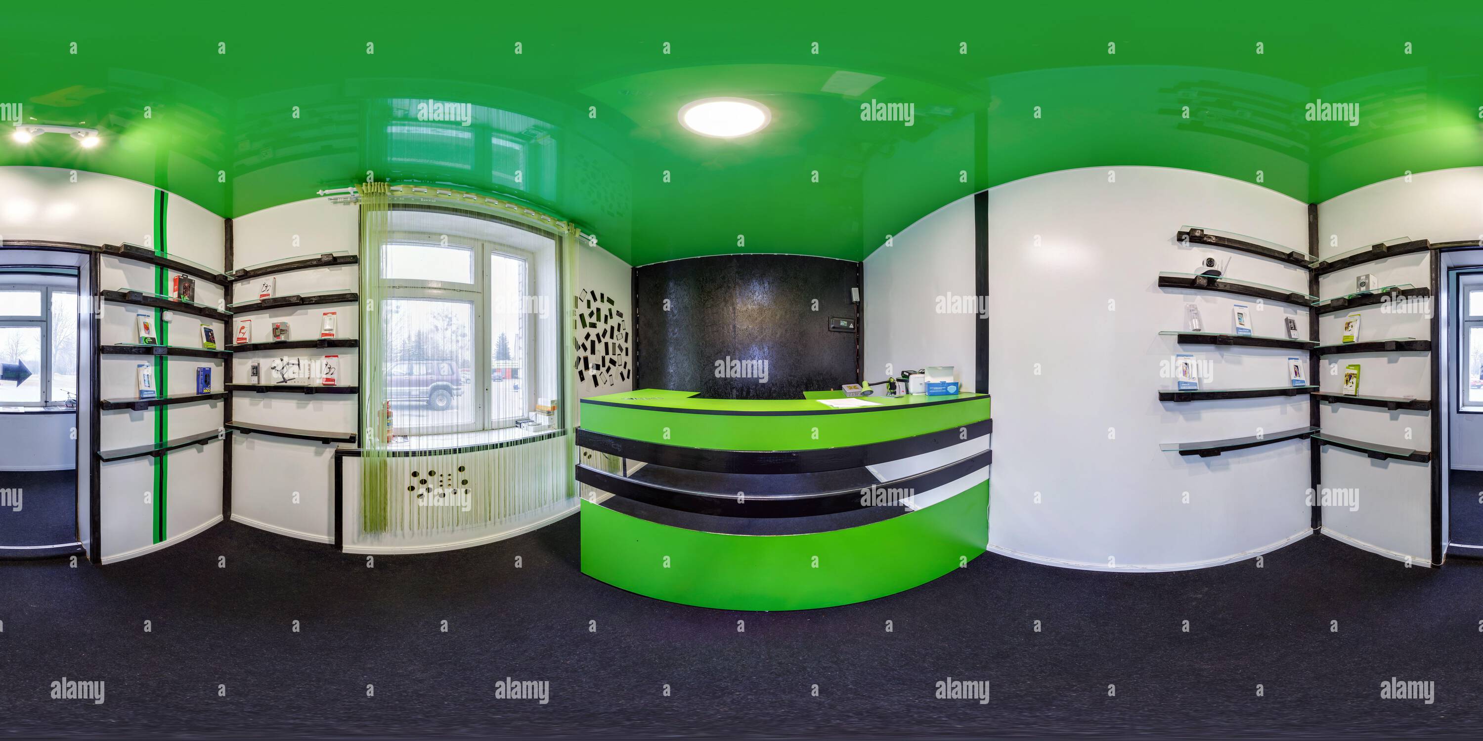 360 Grad Panorama Ansicht von MINSK, WEISSRUSSLAND - AUGUST 2022: Vollständiges 360°-Panorama mit 360°-Drall im modernen Ladensalon des Mobilfunkbetreibers mit Gerät in Equrectangu