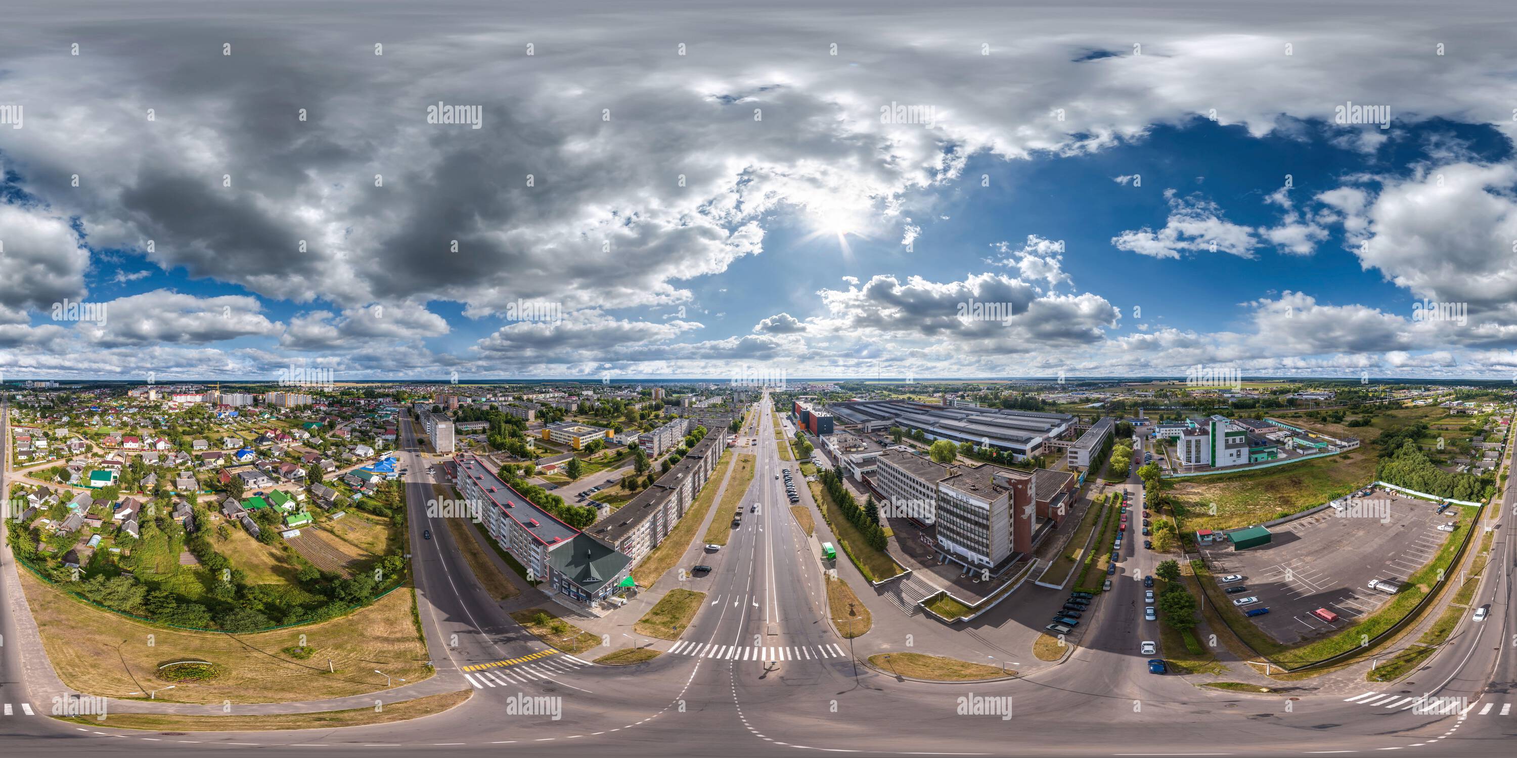 360 Grad Panorama Ansicht von Luftnahtloser, kugelförmiger Hdri 360 Panoramablick aus großer Höhe über die breite Allee in der Provinzstadt in gleichrechteckiger Projektion. Darf li verwenden