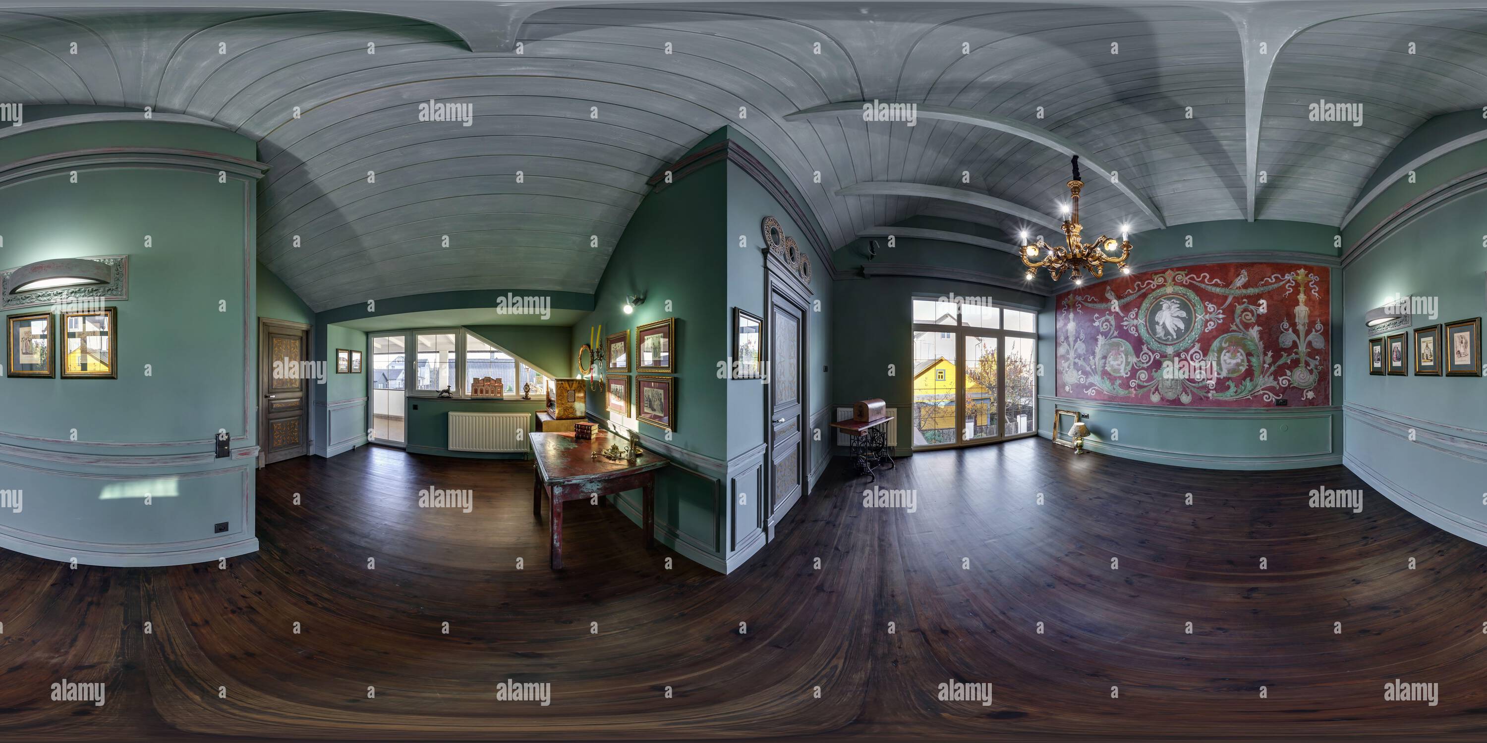 360 Grad Panorama Ansicht von MINSK, WEISSRUSSLAND - MAI 2022: Volle sphärische, nahtlose Hdri 360 Panoramaaussicht im Innern eines alten Gastes und Wohnzimmer im Apartment oder Haus in Da