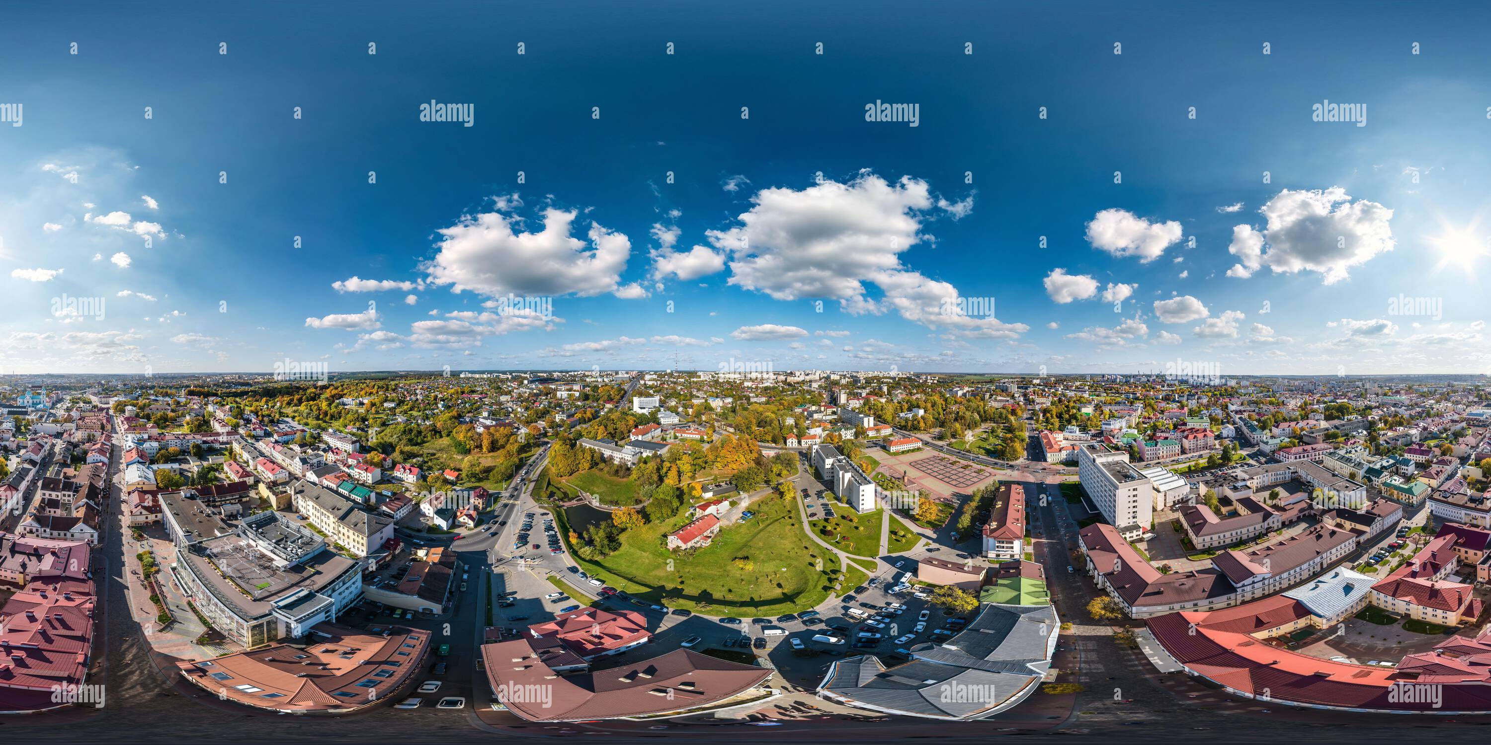 360 Grad Panorama Ansicht von Luftnahtloser, kugelförmiger 360 Panoramablick aus großer Höhe auf roten Dächern des historischen Zentrums der alten Großstadt in gleichrechteckigen Projektionen