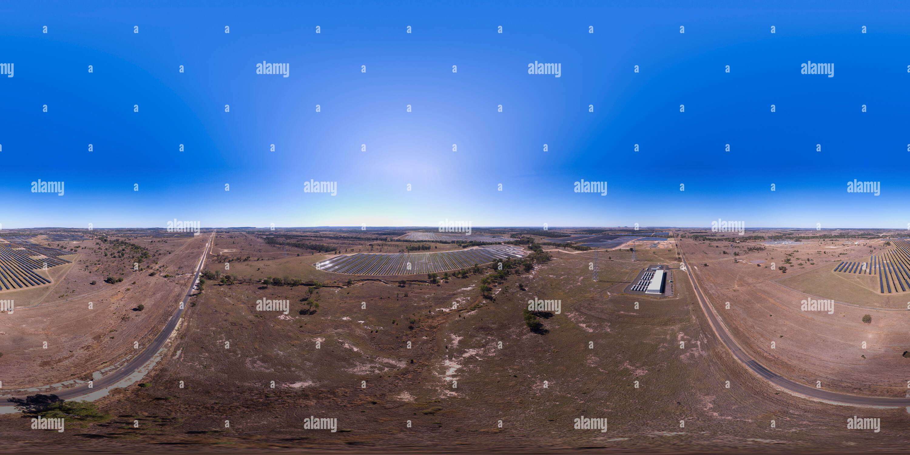 360 Grad Panorama Ansicht von 360°-Panoramabild des ersten großen Batteriespeichersystems (BESS) von Queensland, das die Energie von fast 500.000 Solarpaneelen in Woleebee speichert