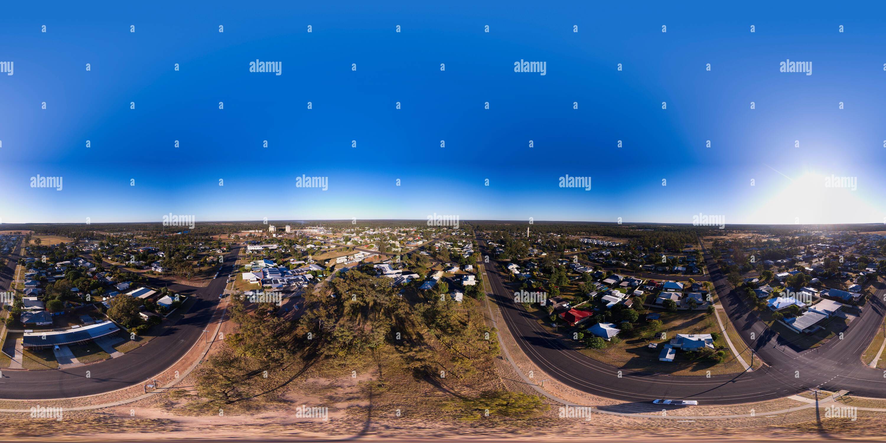 360 Grad Panorama Ansicht von Atemberaubendes 360-Panorama von Meilen eine ländliche Stadt in den Western Darling Downs am Warrego Highway Queensland Australien.