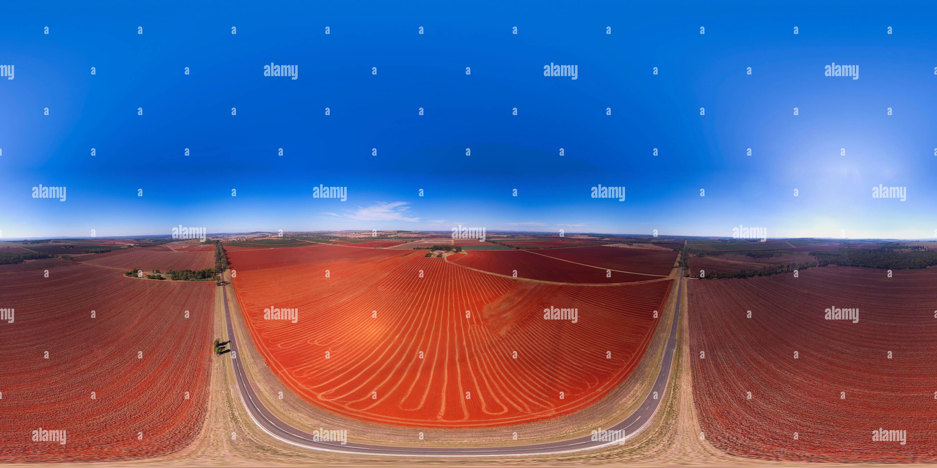 360 Grad Panorama Ansicht von 360°-Panoramabild auf rotem vulkanischem Boden, frisch gepflügt und bereit für die Pflanzung in der Nähe von Wooroolin Queensland, Australien