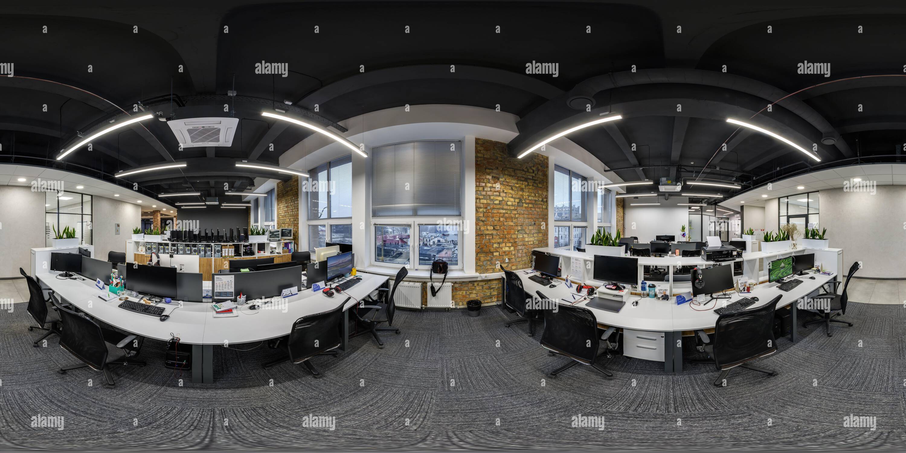 360 Grad Panorama Ansicht von MINSK, WEISSRUSSLAND - FEBRUAR 2023: Vollständiges, nahtloses, kugelförmiges Hdri 360-Panorama im Innenraum in einem modernen Gemeinschaftsbüro in einem rechteckigen Projektor