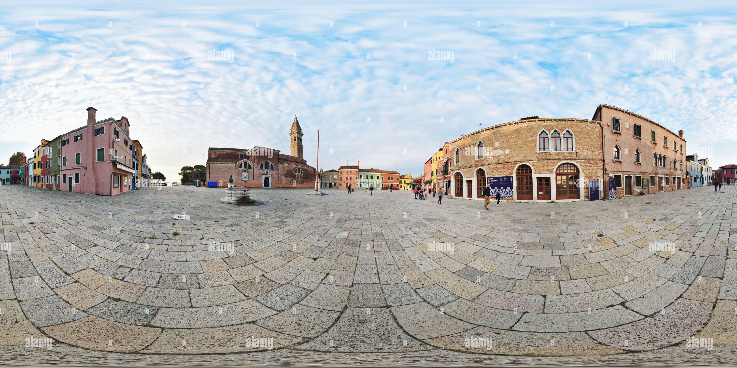 360 Grad Panorama Ansicht von Burano, Venedig, ein 360-Grad-Panorama von Kindern, die morgens zur Schule gehen und durch die farbenfrohe Piazza Baldassarre Galuppi, Veneto, spazieren gehen