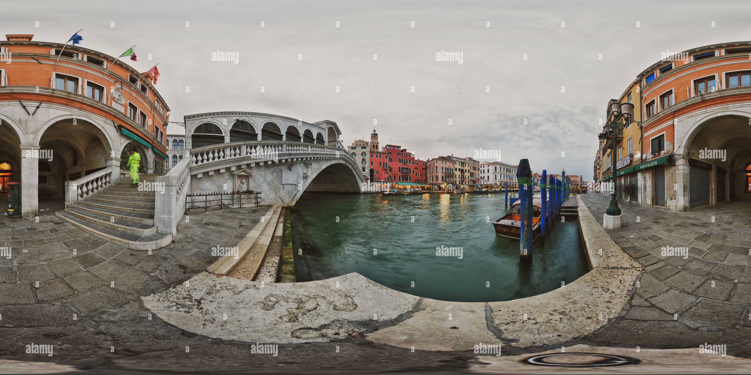 360 Grad Panorama Ansicht von Rialto-Brücke bei Tagesanbruch, leer von Touristen, schwingt ein Mann die Stufen in Riva del Vin, Venedig, Italien, ein 360-Grad-Panorama