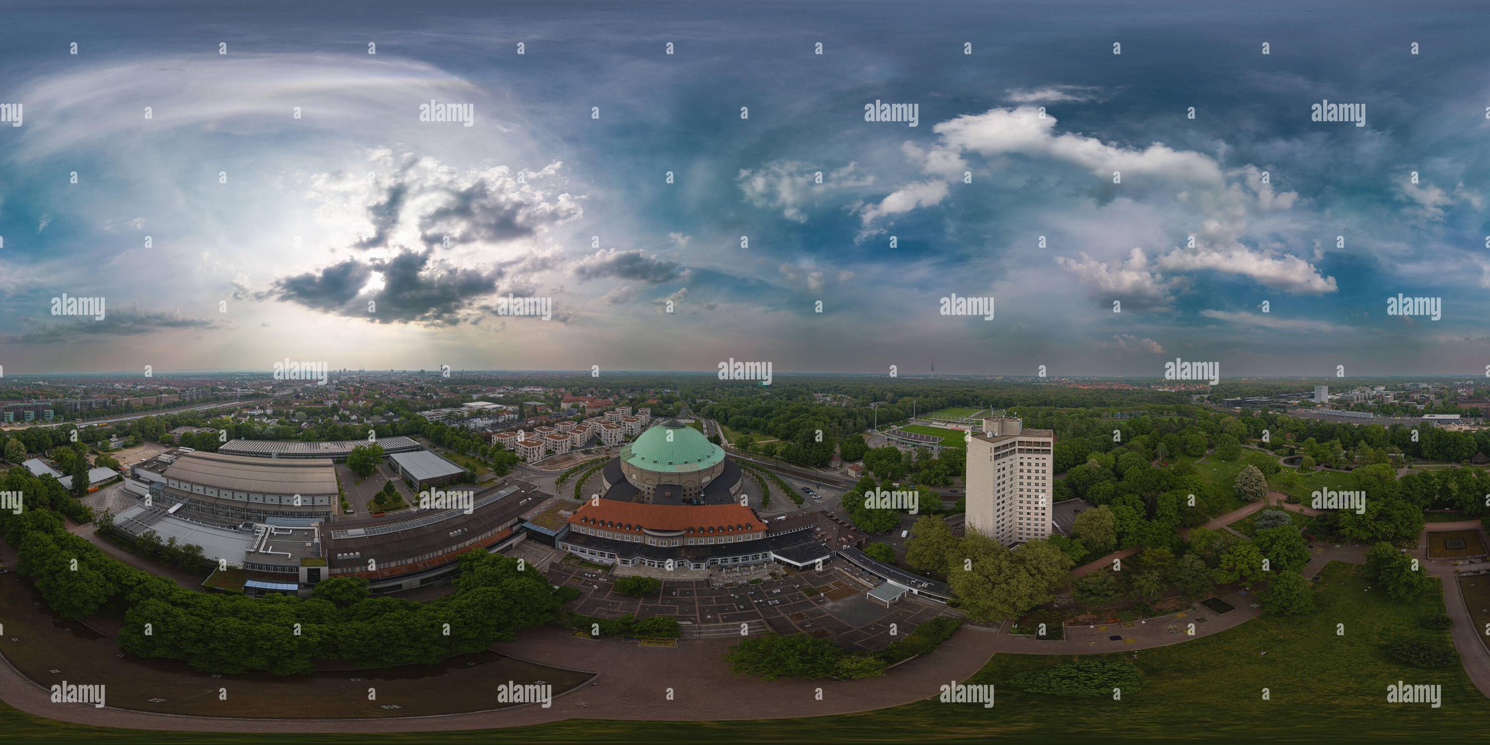 360 Grad Panorama Ansicht von Hannover, Niedersachsen/Deutschland - 24. Mai 2023: Aus der Vogelperspektive des Kongresszentrums Hannover. Hannover ist die Hauptstadt der Region Niedersachsen in Germa