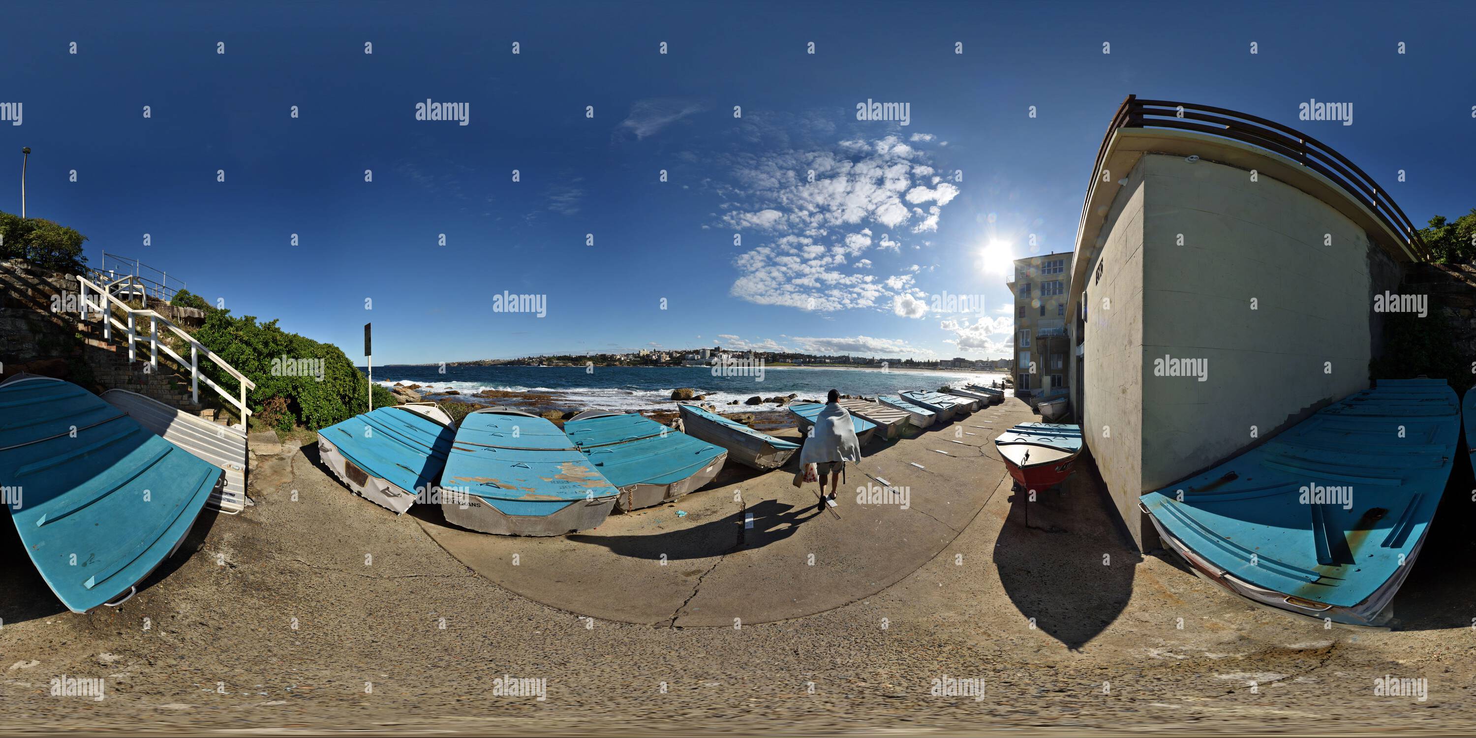 360 Grad Panorama Ansicht von Die Ruderboote des Ben Buckler Fishing Club North Bondi mit Blick auf den berühmten Bondi Beach an einem wunderschönen sonnigen Nachmittag in Sydney, Australien