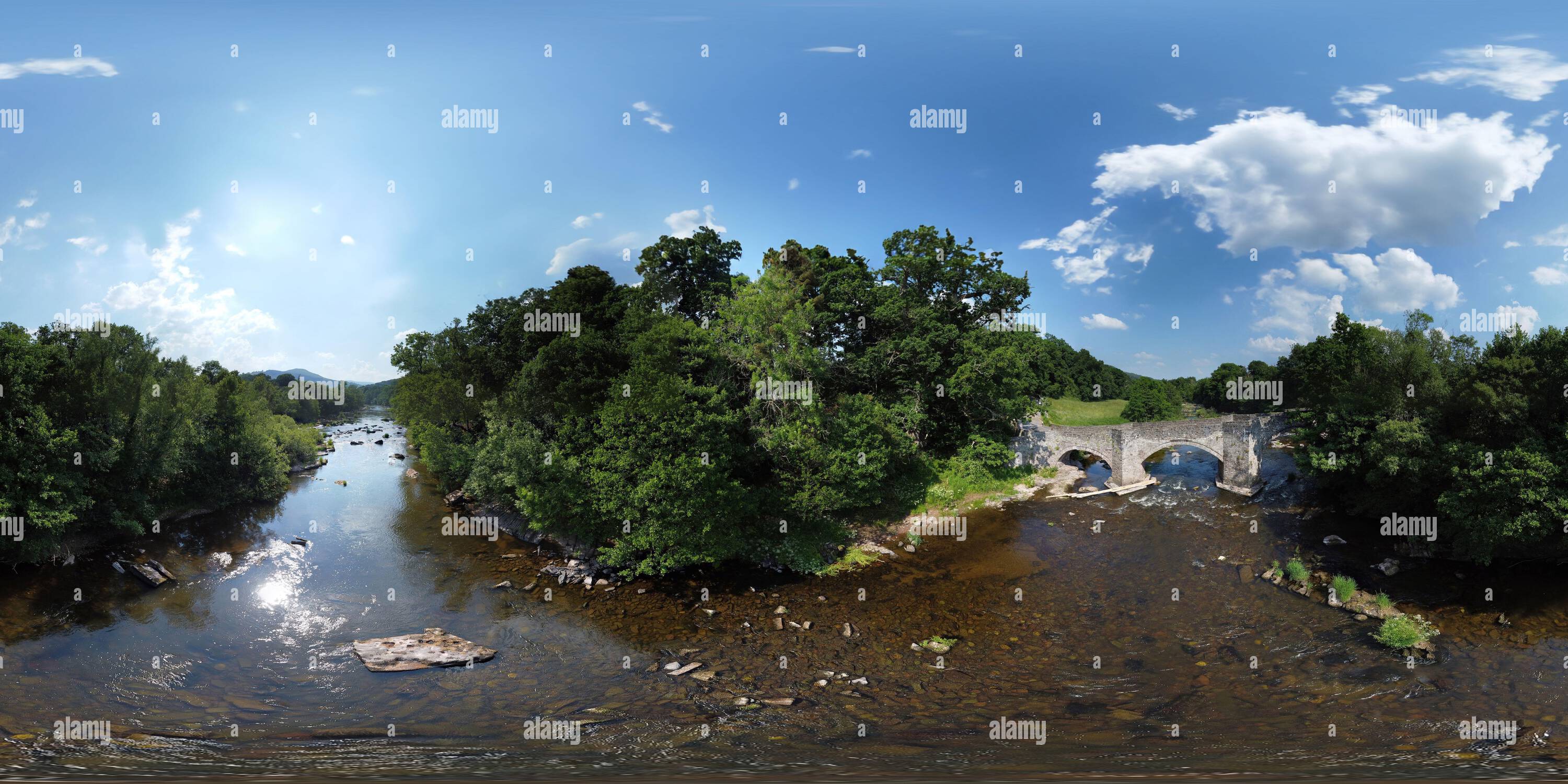 360 Grad Panorama Ansicht von Aus der Vogelperspektive über die Coed-yr-Ynys Bridge, Llangynidir Village