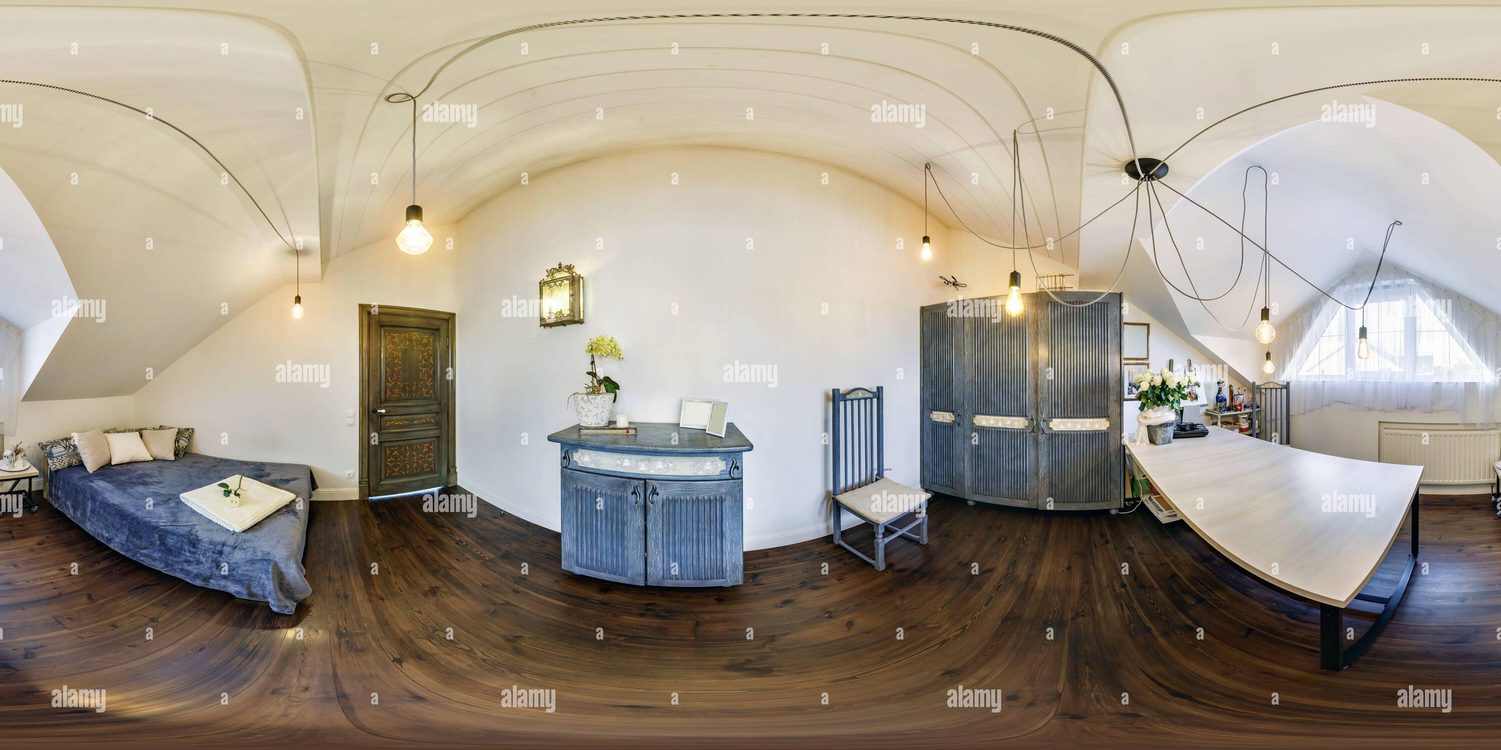 360 Grad Panorama Ansicht von Volle sphärische nahtlose Hdri 360 Panoramaansicht im Wohnzimmer oder Wohnhaus mit Arbeitsplatz auf Mansardenboden in rechteckiger Form