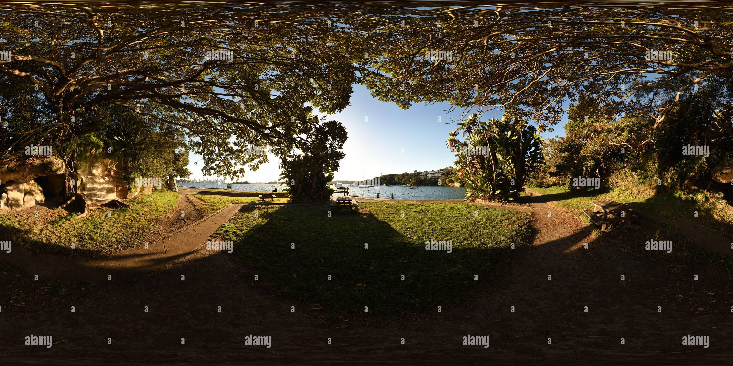 360 Grad Panorama Ansicht von 360°-Panorama des Picknickbereichs in Hermit Bay, Hermitage Foreshore Walk, Rose Bay, Sydney, Australien