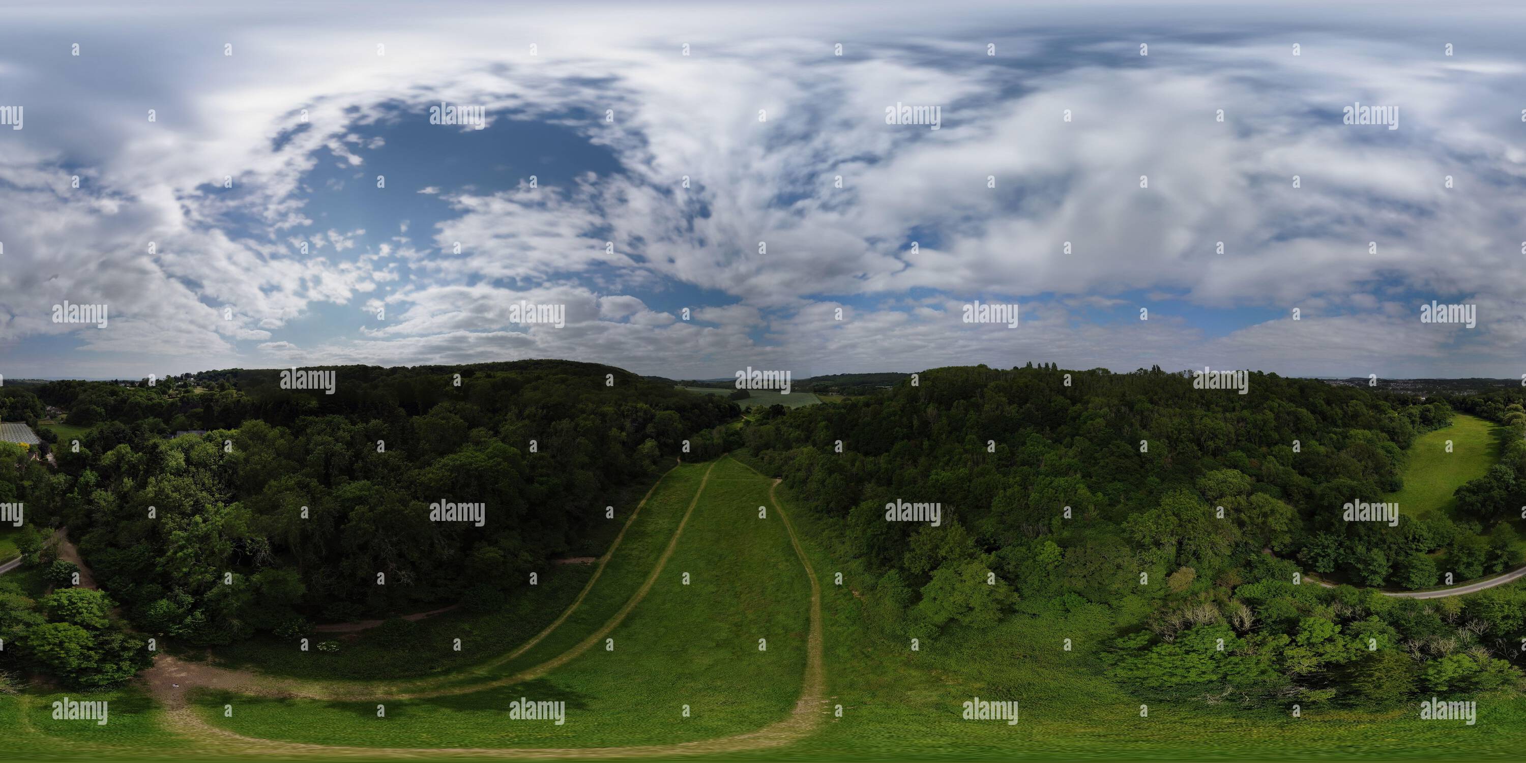 360 Grad Panorama Ansicht von Aus der Vogelperspektive über Cam George & Casehill Woods, Dinas Powys, Vale of Glamorgan