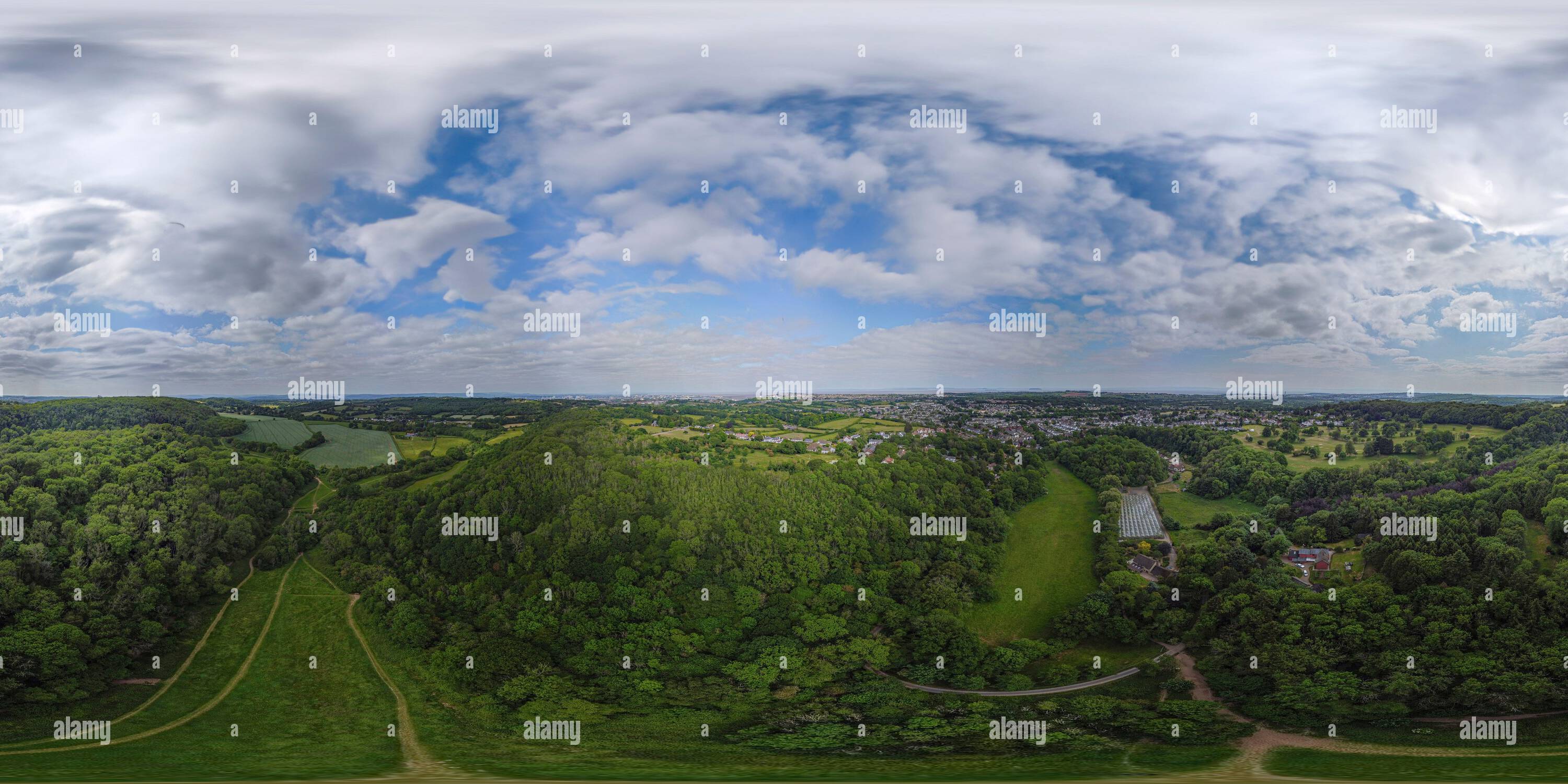 360 Grad Panorama Ansicht von Aus der Vogelperspektive über Cam George & Casehill Woods, Dinas Powys, Vale of Glamorgan