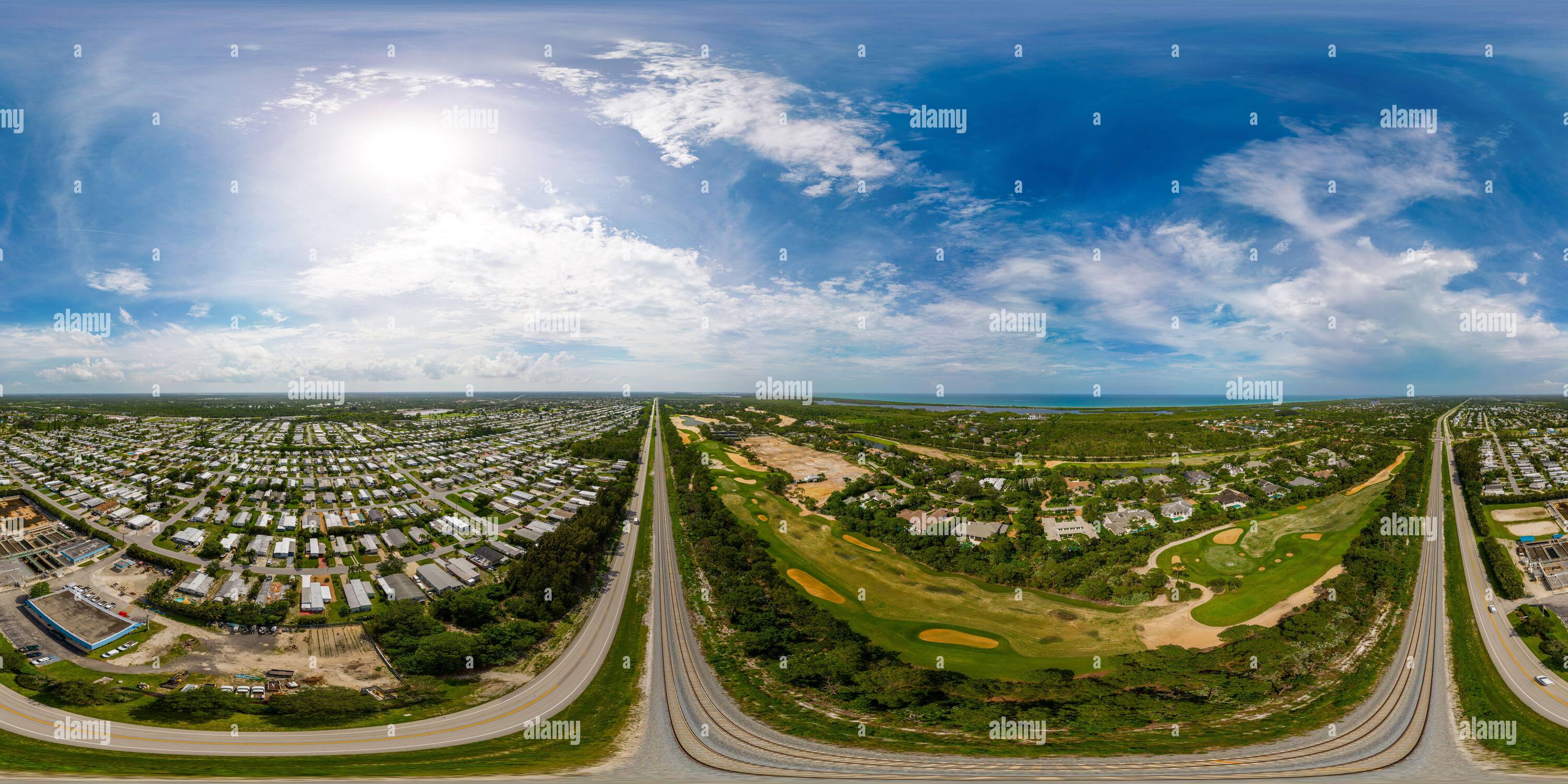 360 Grad Panorama Ansicht von Aerial 360 Photo Railroad Tracks trennen reiche von armen Vierteln in Hobe Sound FL