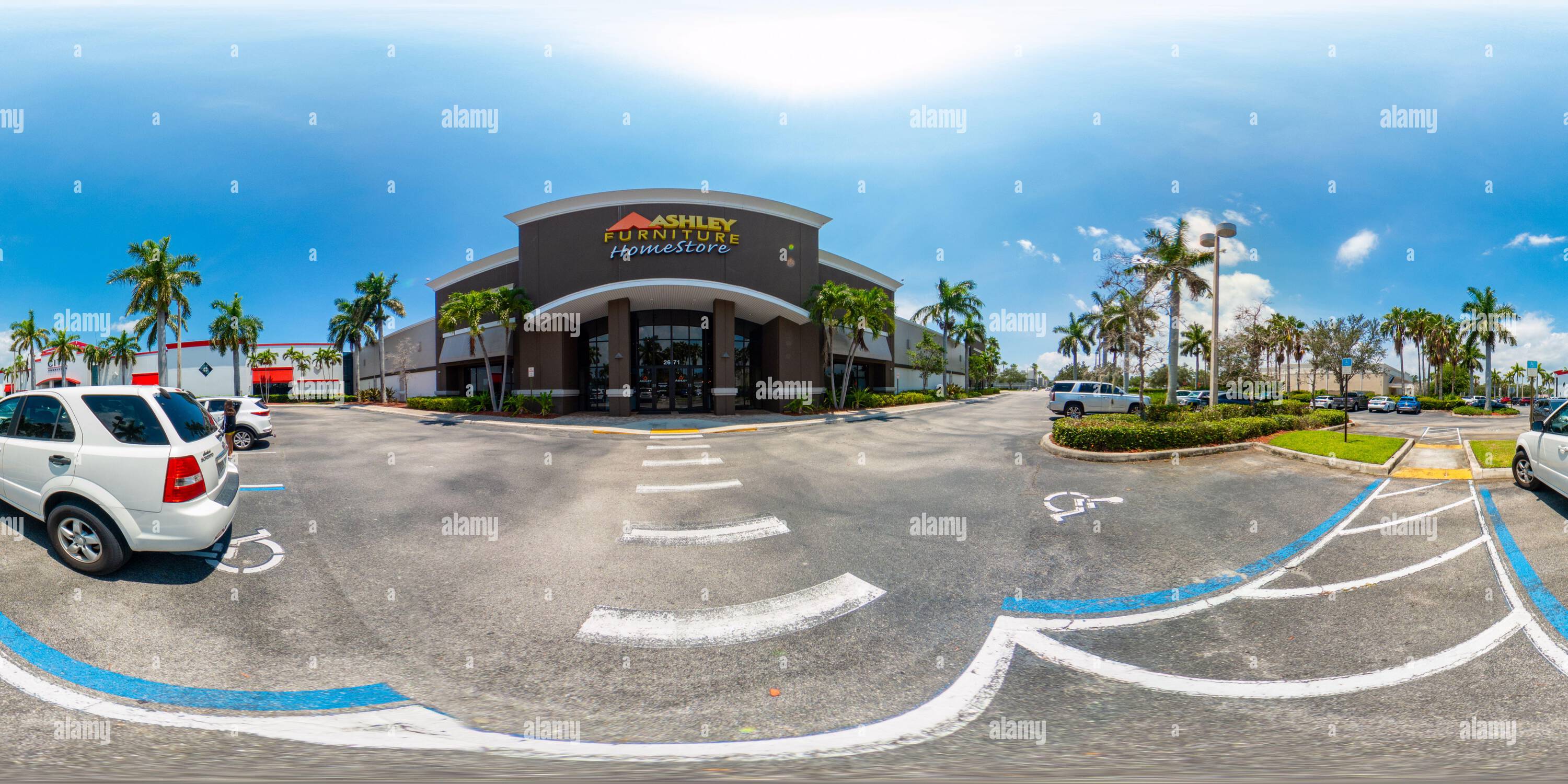 360 Grad Panorama Ansicht von Stuart, FL, USA - 1. Juli 2023: 360 rechteckiges Foto des Ashley Furniture Store Pineapple Commons Stuart Florida