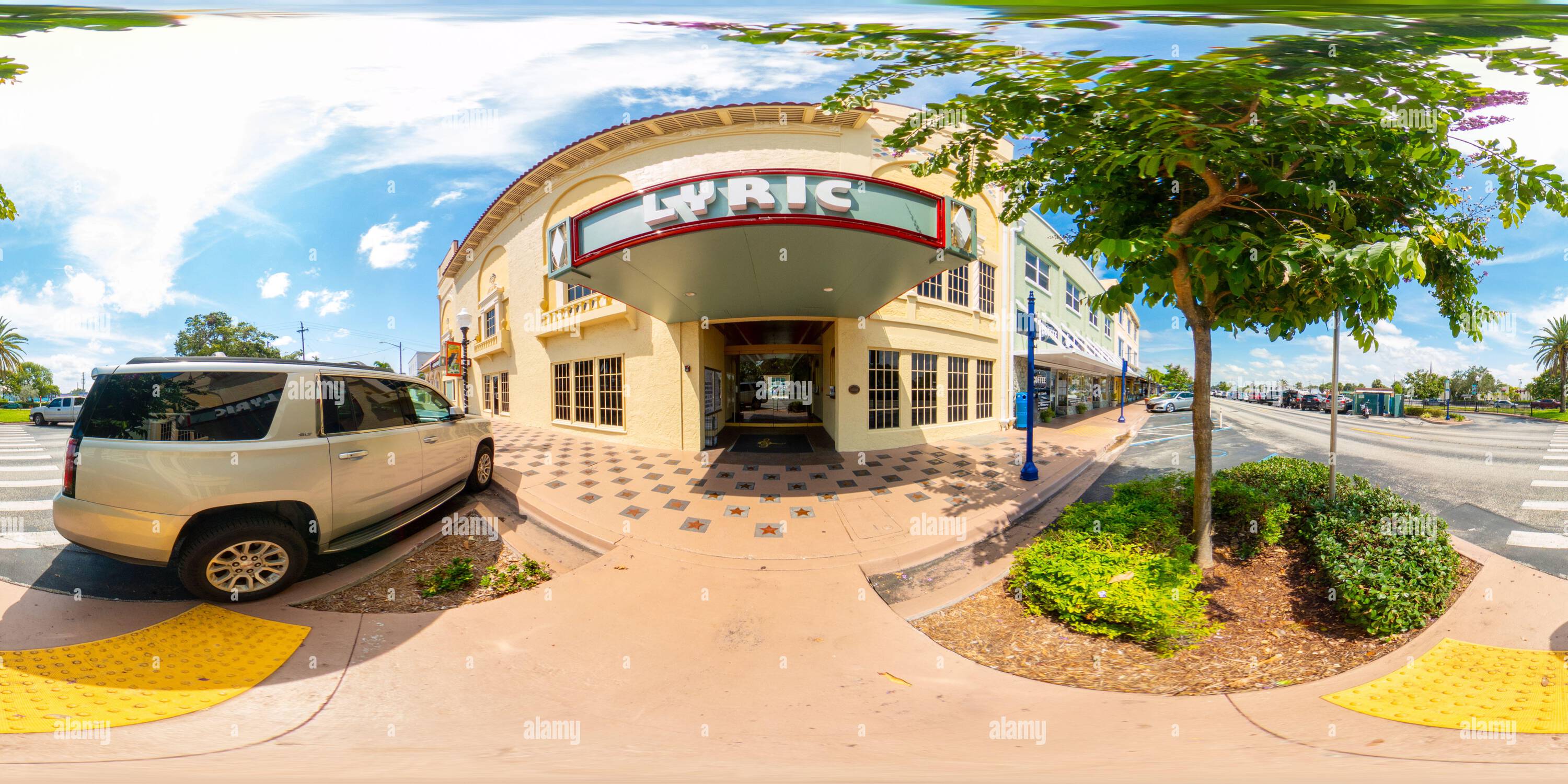 360 Grad Panorama Ansicht von Stuart, FL, USA - 1. Juli 2023: 360 rechteckiges Foto des Lyric Theater Stuart Florida