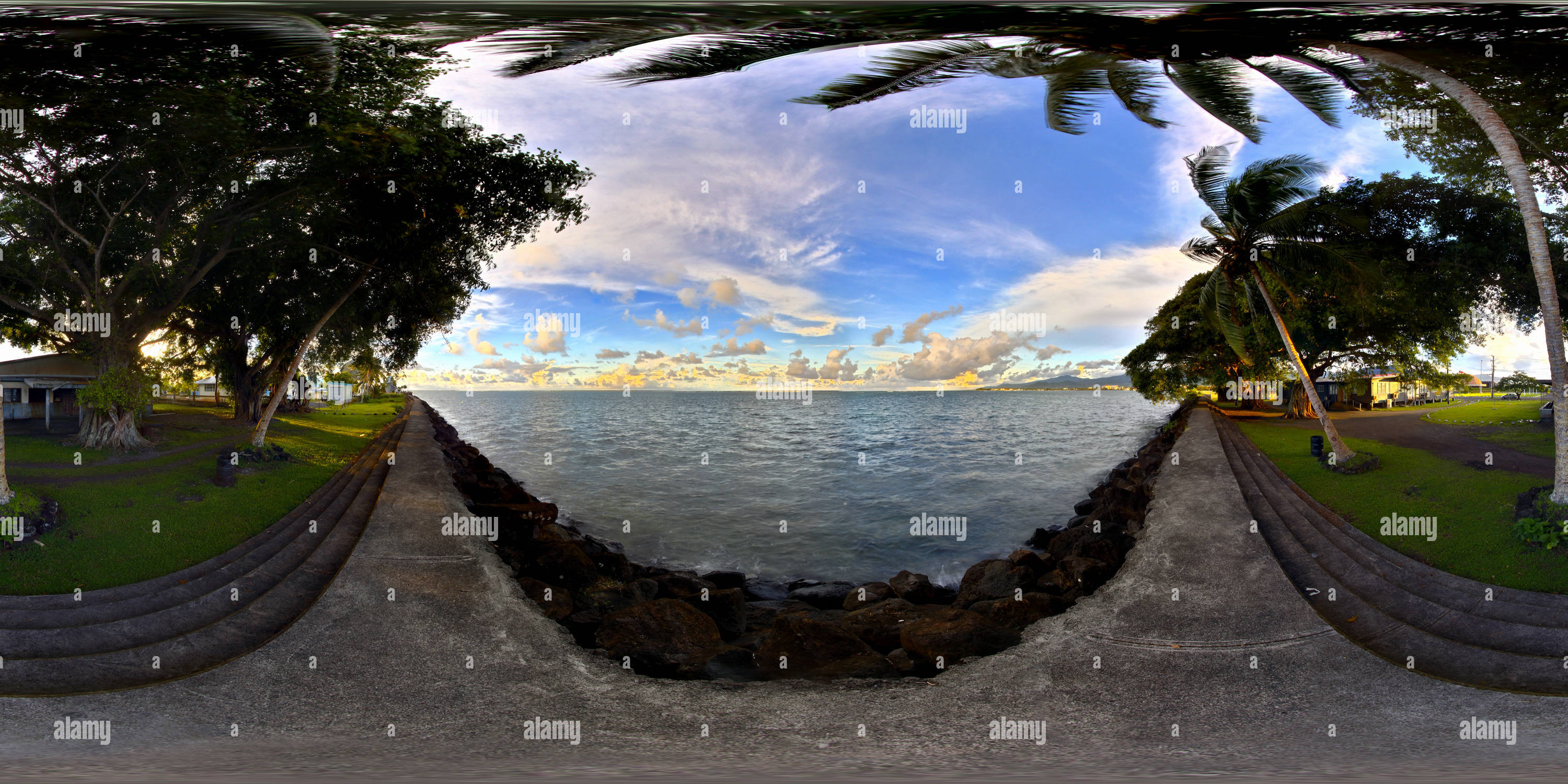 360 Grad Panorama Ansicht von Die Ufermauer, die Apia, die Hauptstadt von Samoa, schützt, ist ein beeindruckendes Bauwerk und bietet einen malerischen Spaziergang am Ufer. Achten Sie auf Kokosnüsse von oben.