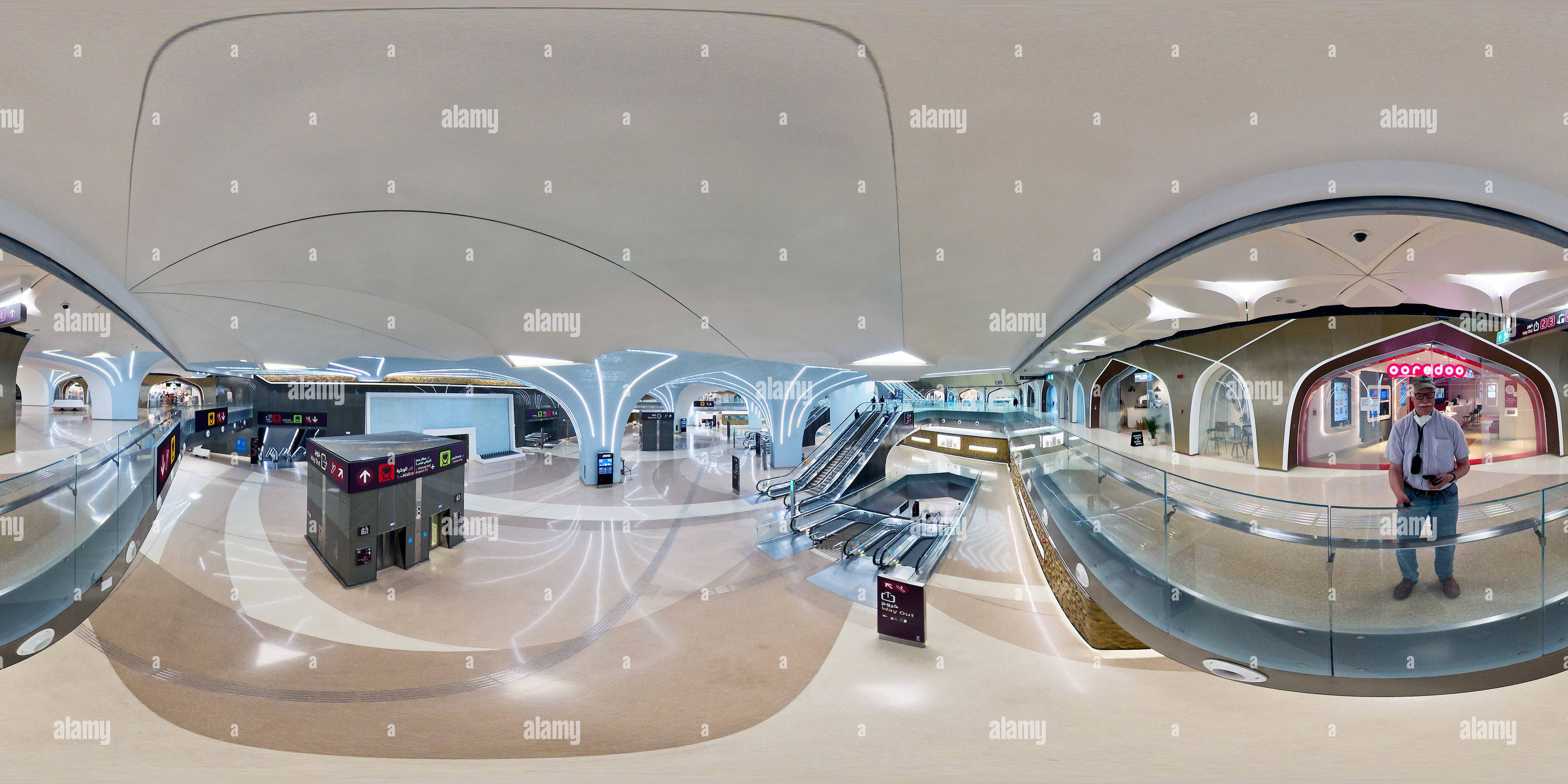 360 Grad Panorama Ansicht von Katar Doha Metro Msheireb Interchange Station Verteilungsebene