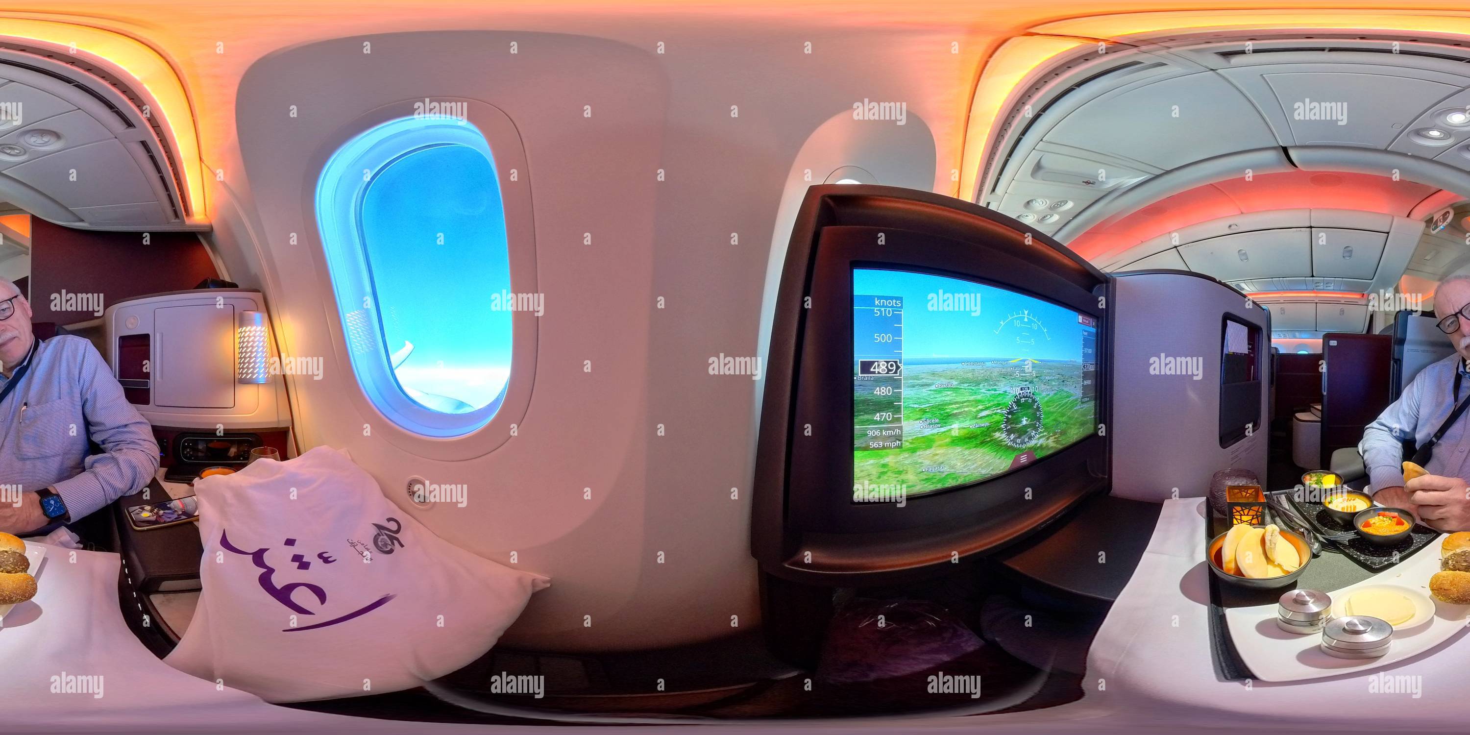 360 Grad Panorama Ansicht von Qatar Airlines Boeing 787-9 Q-Suite Business Class Dinner Service