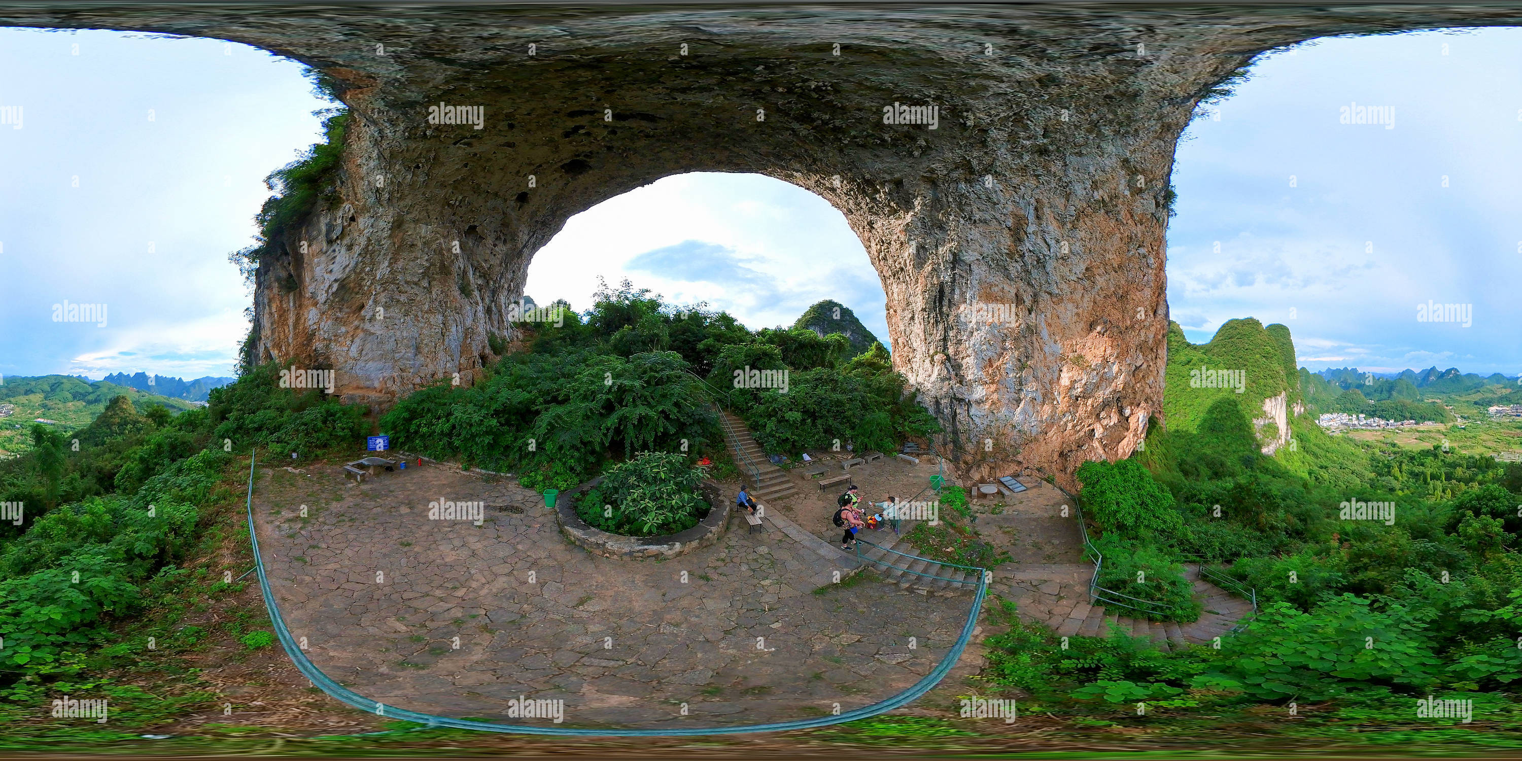 360 Grad Panorama Ansicht von Die Höhlen des Mondhügels 月亮山的岩洞