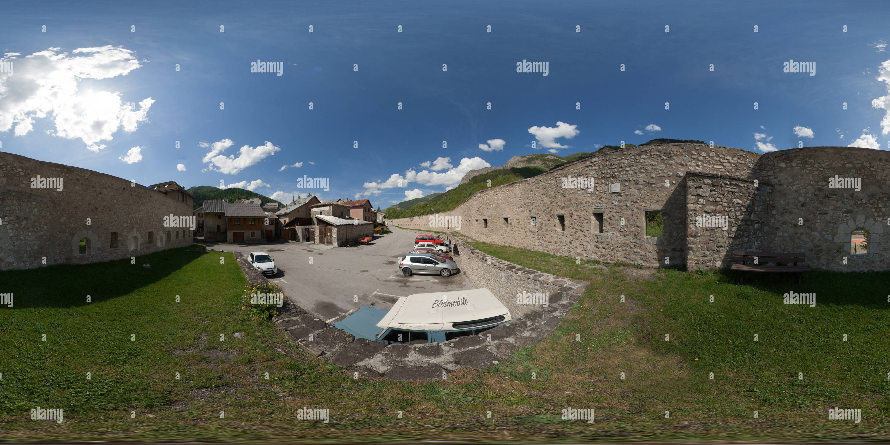 360 Grad Panorama Ansicht von Les remparts de Colmars-les-Alpes, le Barry et l'ancienne Poudrière