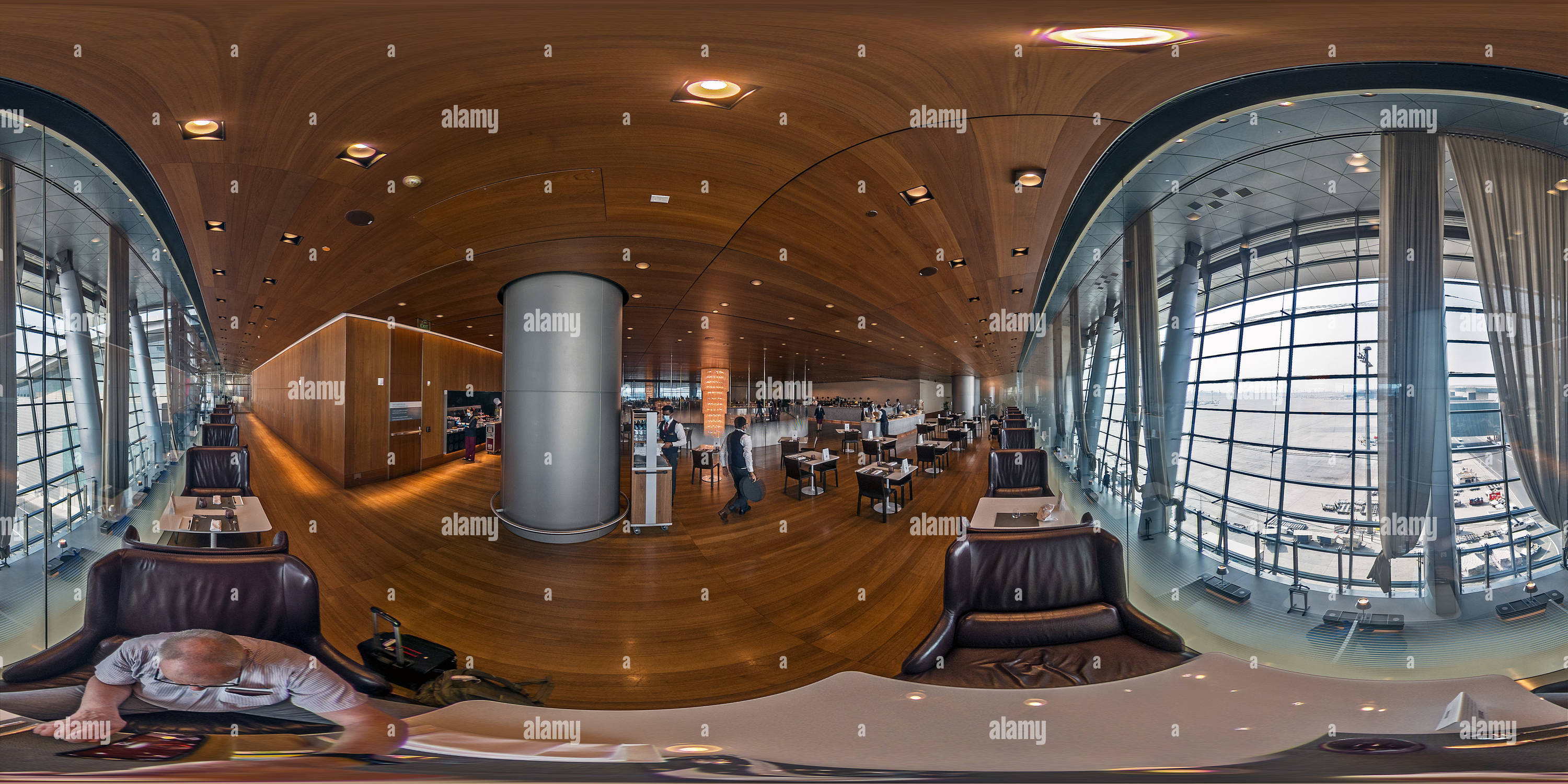 360 Grad Panorama Ansicht von Doha Hamad Airport Qatar Airways Al Mourjan Business Lounge Restaurant