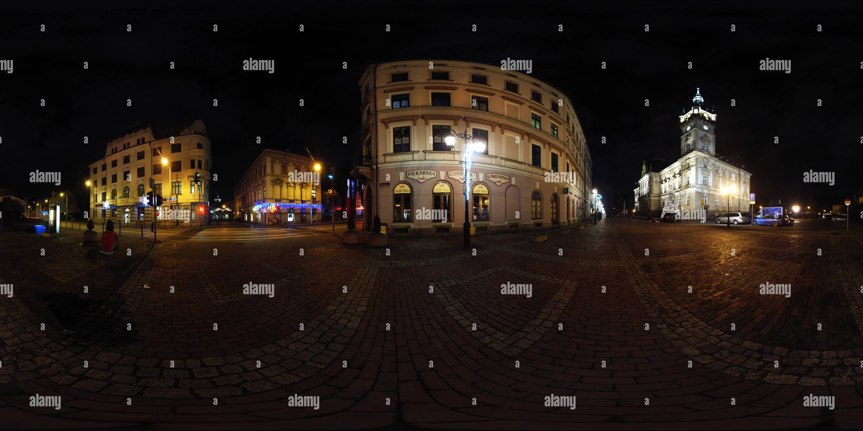 360 Grad Panorama Ansicht von Bielsko-Biala - Rathausplatz (Plac Ratuszowy) bei Nacht