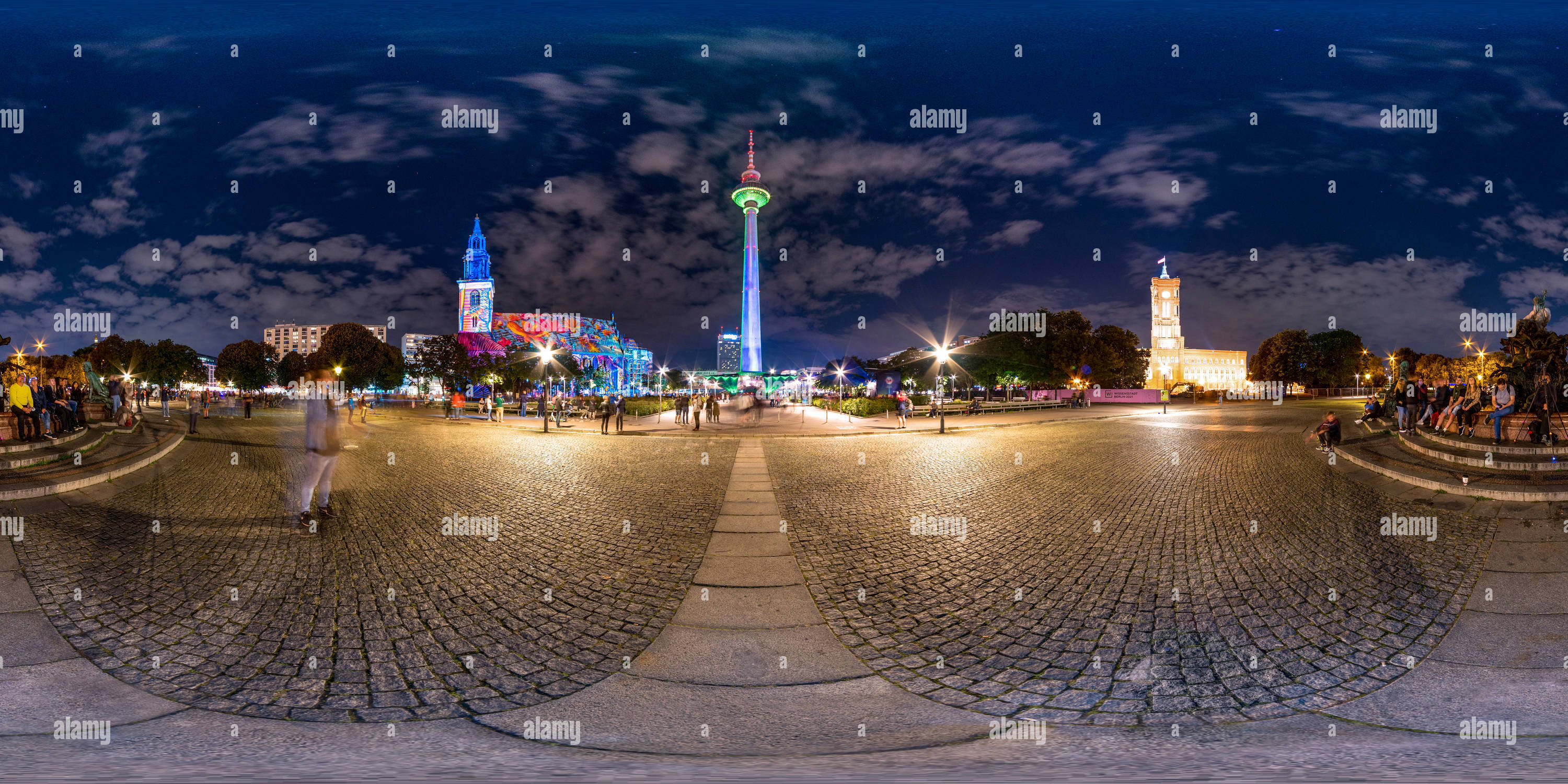 360 Grad Panorama Ansicht von LICHTSHOW über dem Fernsehturm - Fernsehturm Berlin, Deutschland