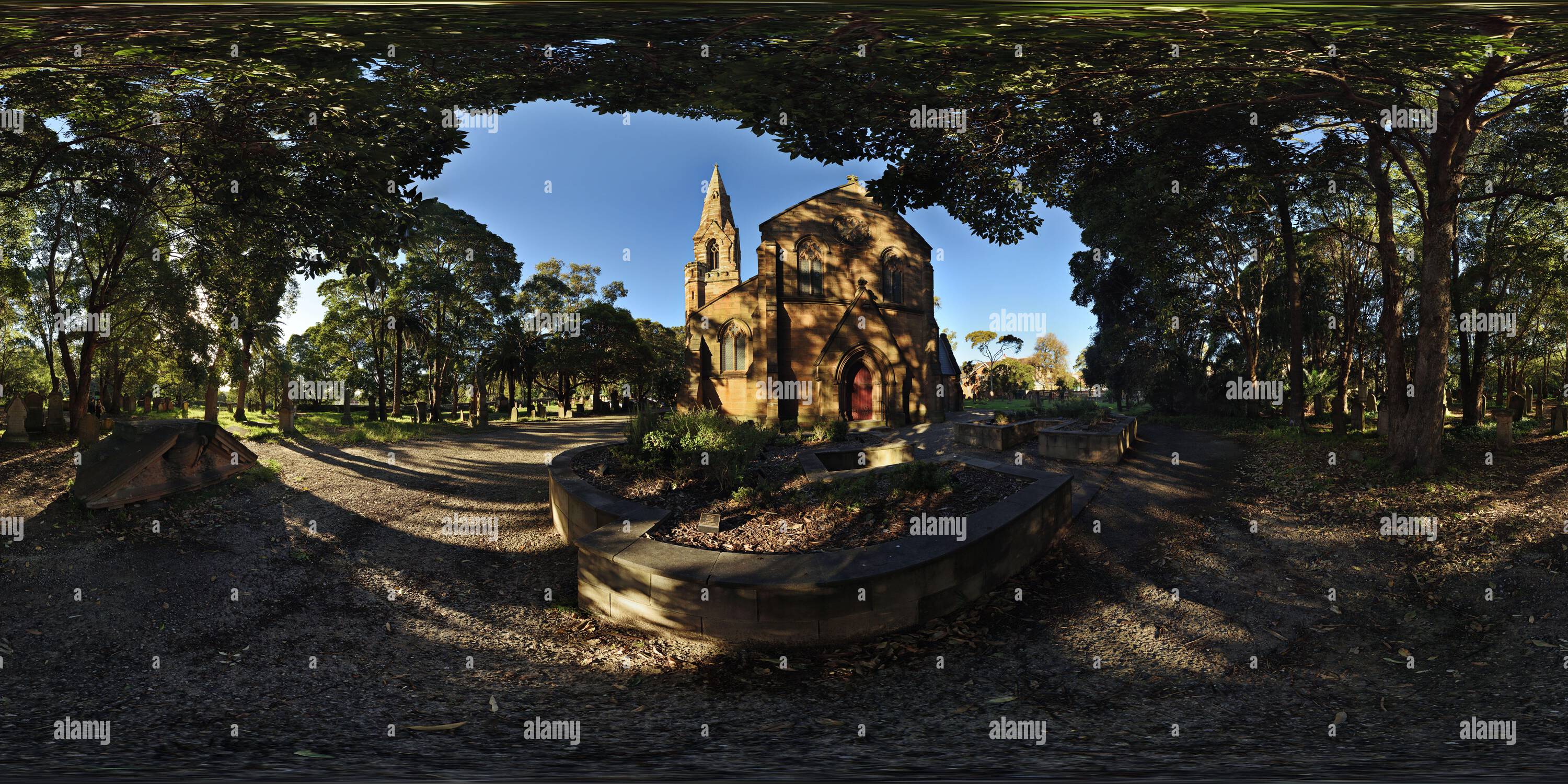 360 Grad Panorama Ansicht von Edmund Blacket, das 1871 zum Kulturerbe erklärt wurde, entwarf eine Sandsteinkirche. Es liegt auf dem Gelände des Camperdown Cemetery, einem der ältesten in Sydney.