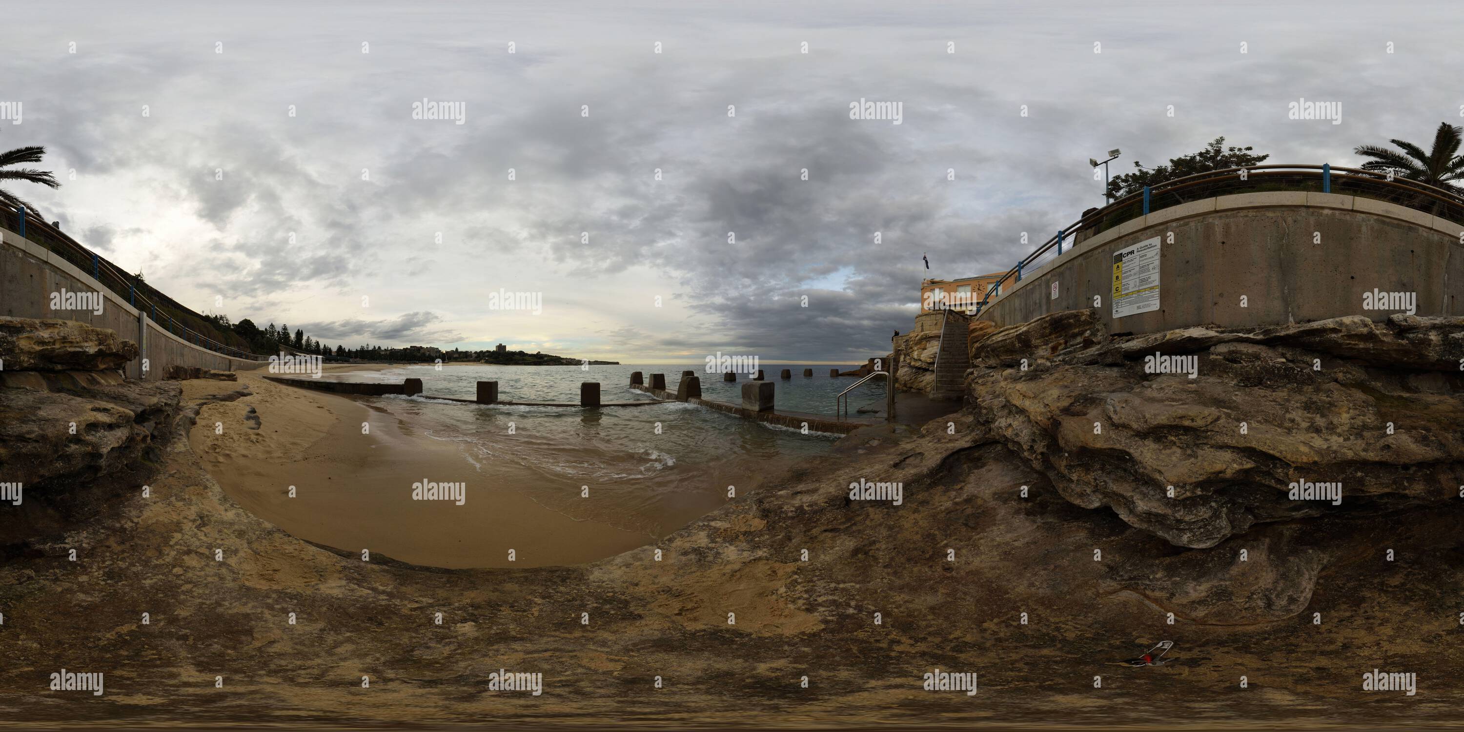 360 Grad Panorama Ansicht von Storm Light Over the Ross Jones Memorial Ocean Pool, Coogee Bay, Sydney, Australien