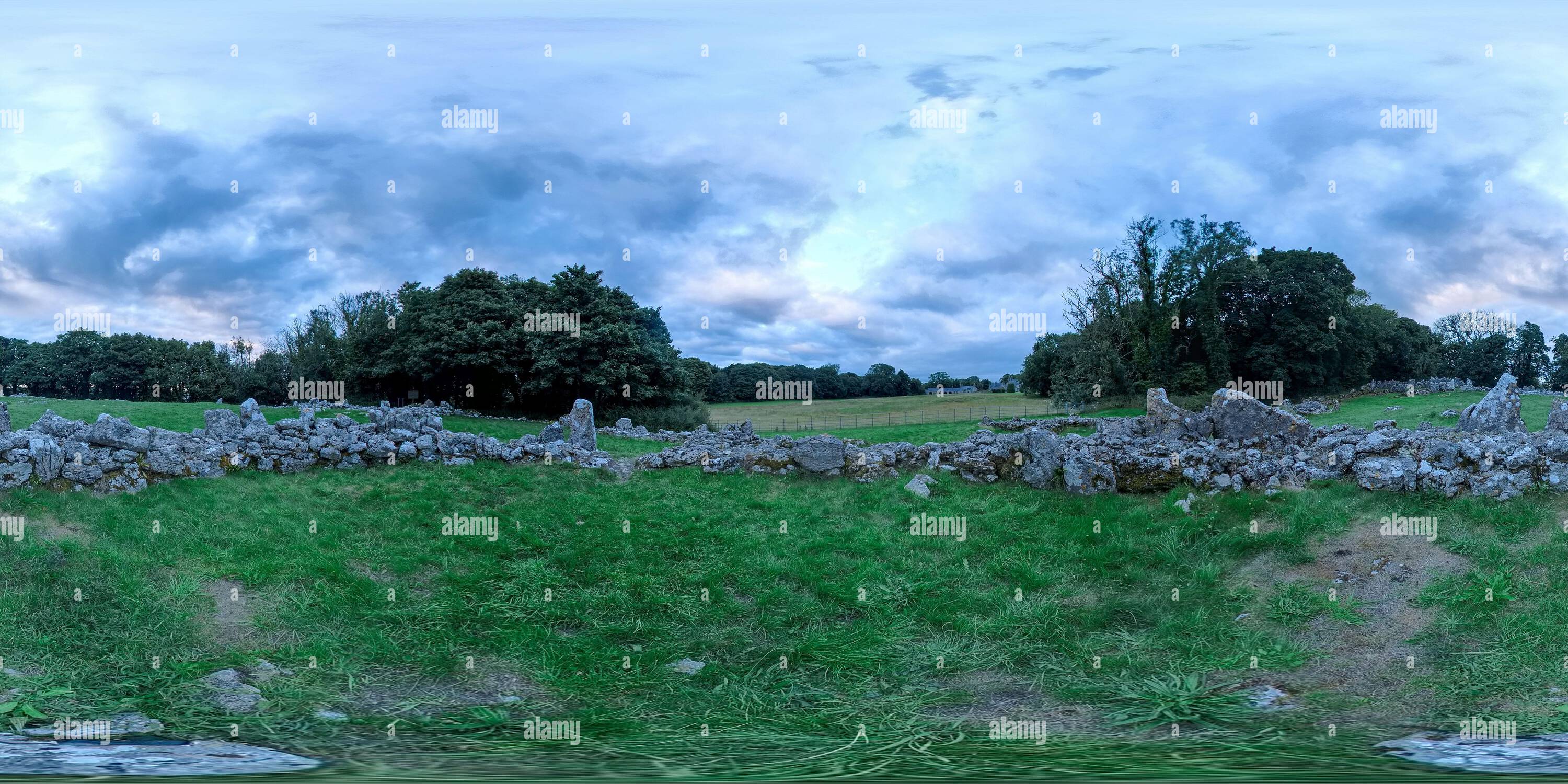 360 Grad Panorama Ansicht von DIN Llugwy 4. Jahrhundert Romano-British Village im höheren Roundhouse am bewölkten Sommertag in Anglesey