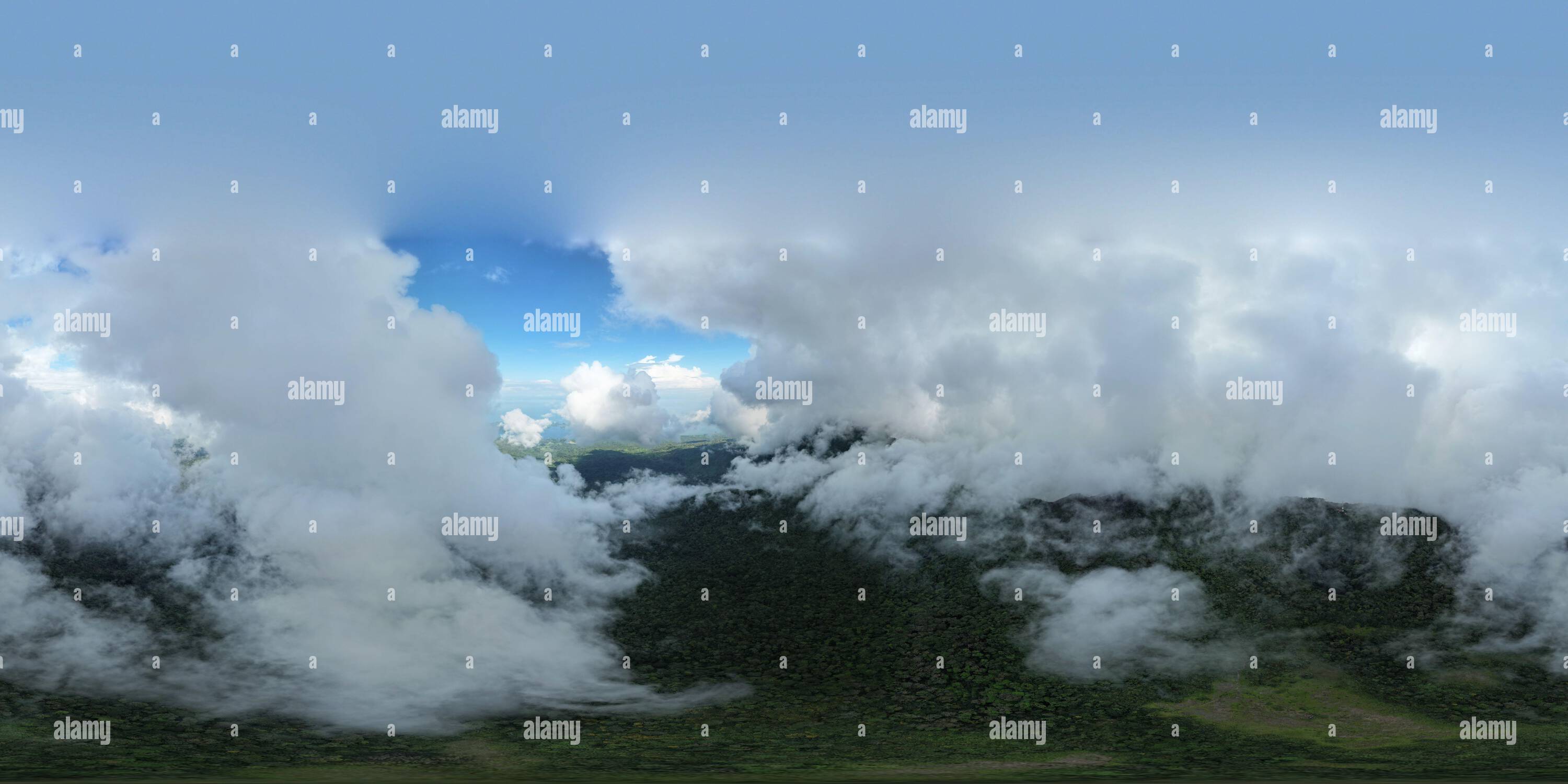 360 Grad Panorama Ansicht von Mombacho Vulkan um Wolken 360 vr Drohne aus der Vogelperspektive an hellen sonnigen Tagen
