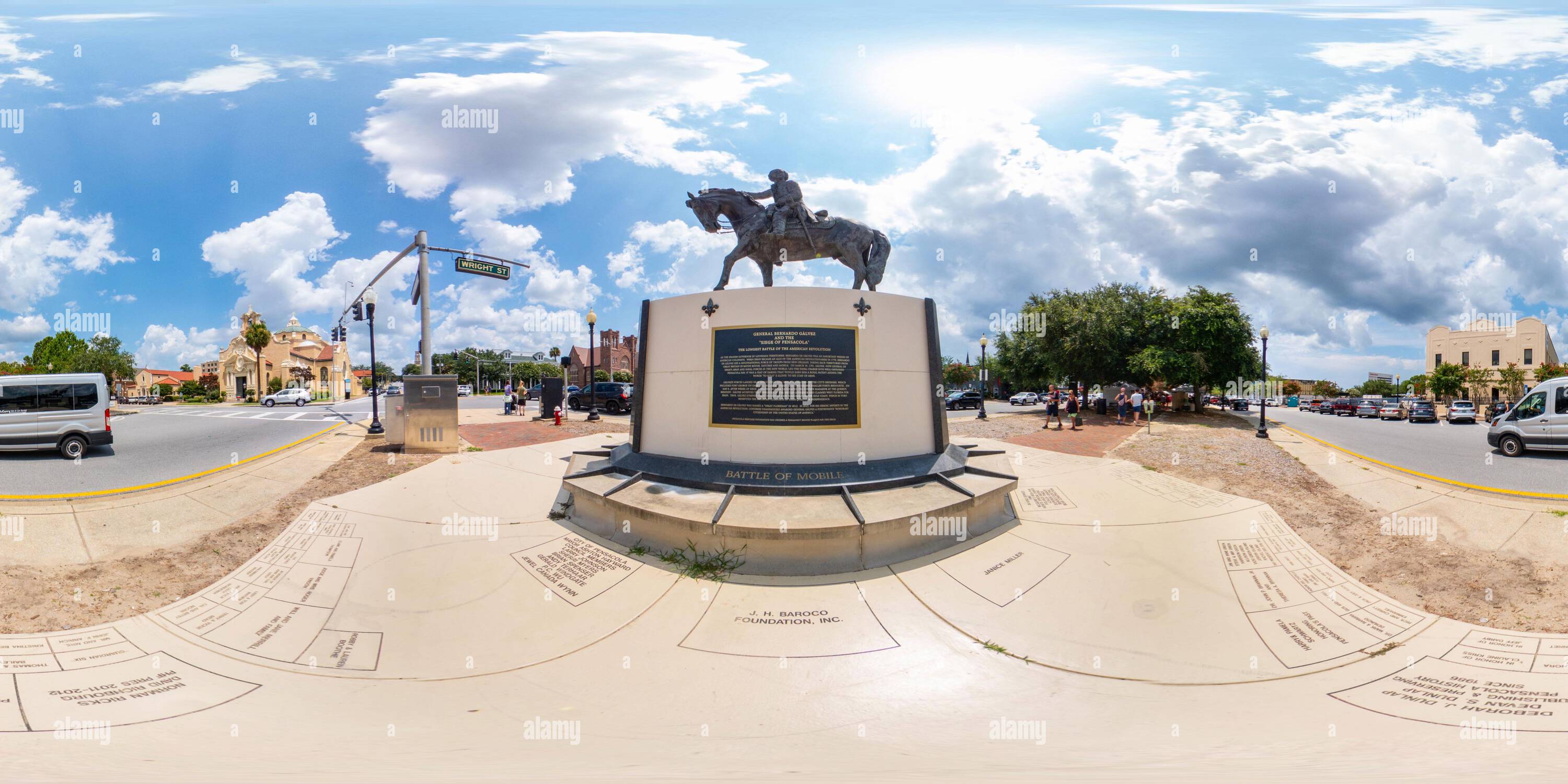 360 Grad Panorama Ansicht von Pensacola, FL, USA - 21. Juli 2023: 360 rechteckige Fotostatue von General Bernardo Galvez