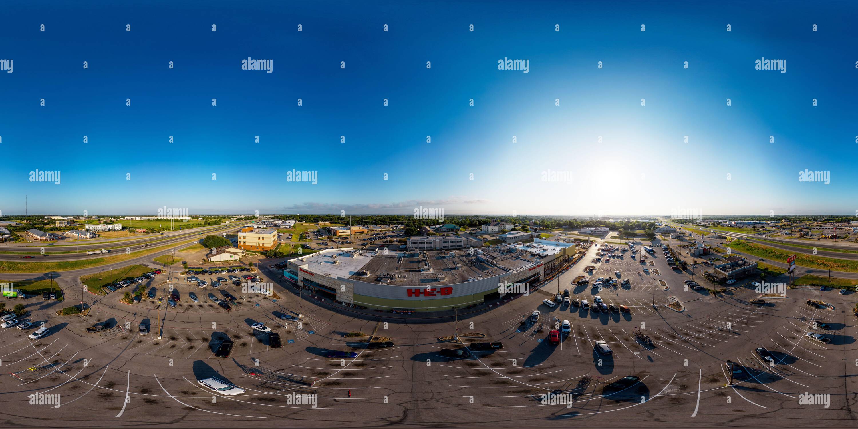 360 Grad Panorama Ansicht von Brenham, TX, USA - 24. Juli 2023: Aerial 360 Equrectangular Panorama HEB Supermarket Brenham Texas