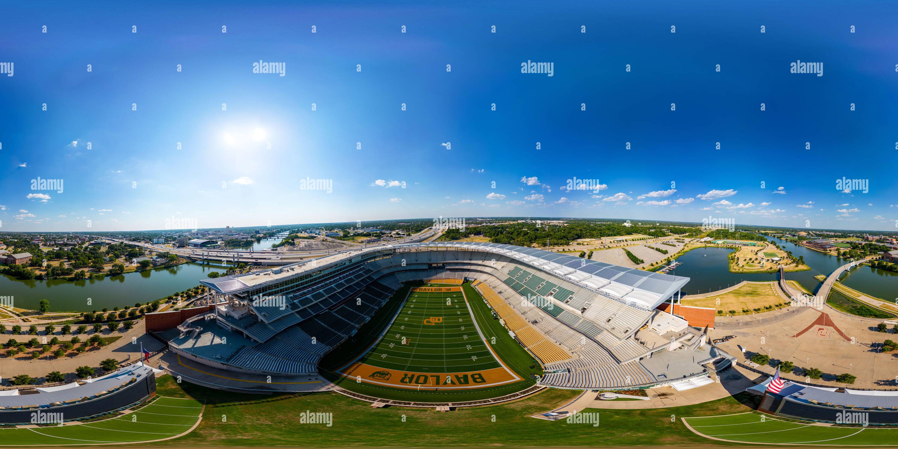 360 Grad Panorama Ansicht von Waco, TX, USA - 24. Juli 2023: Aerial 360 Drohne Photo McLane Stadium an der Baylor University Waco Texas USA