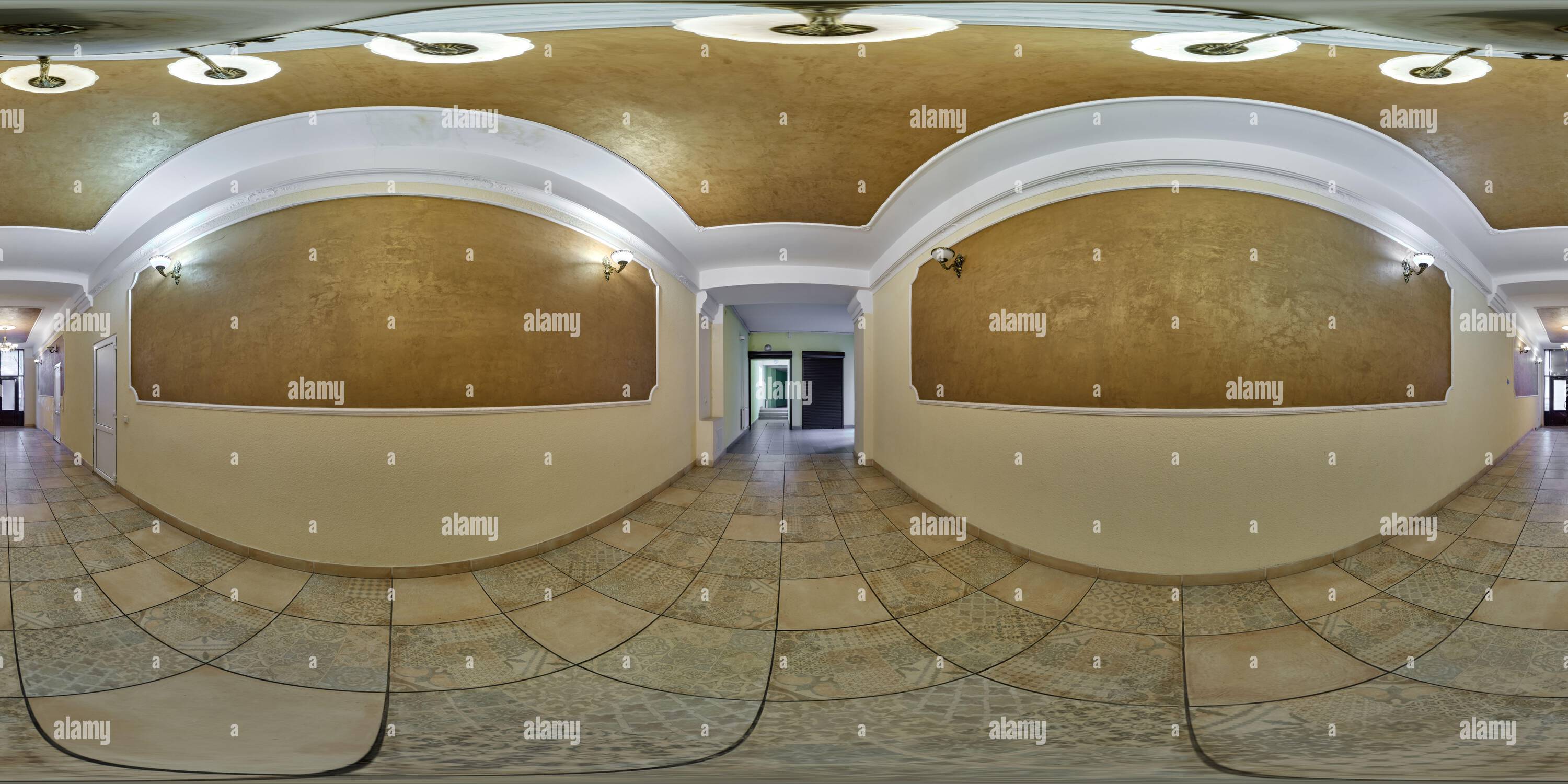 360 Grad Panorama Ansicht von Leeres Zimmer ohne Möbel mit dekorierten Formwänden und langem Flur mit Kronleuchtern in vollem kugelförmigen hdri 360 Panorama-Äquirechteck