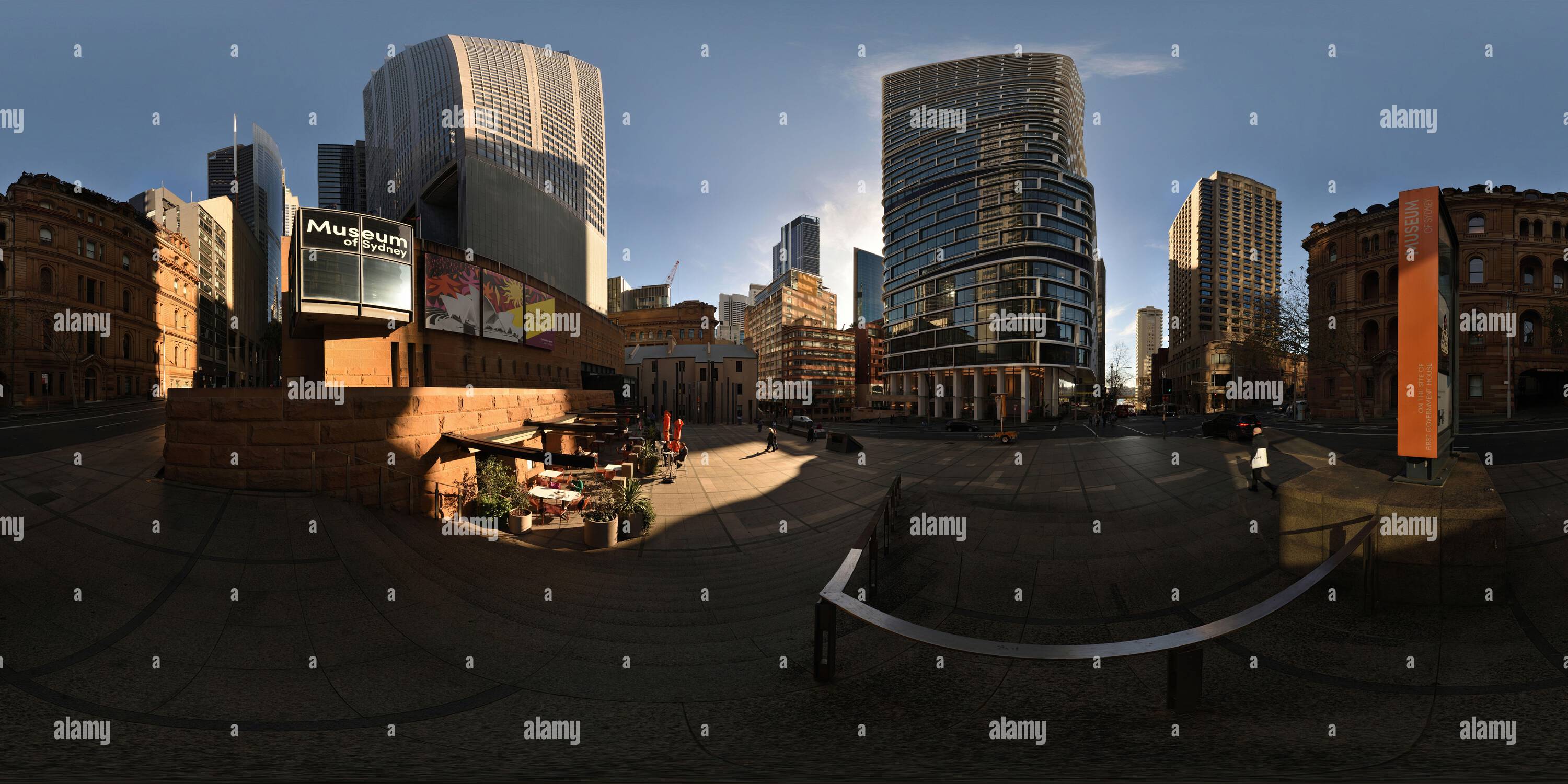 360 Grad Panorama Ansicht von Museum of Sydney MOS Phillip and Bridge St mit Blick auf den Quay Quarter Tower, dem Ort des ersten Regierungsgebäudes Australiens, mit tiefem Schatten und hellem Sonnenlicht