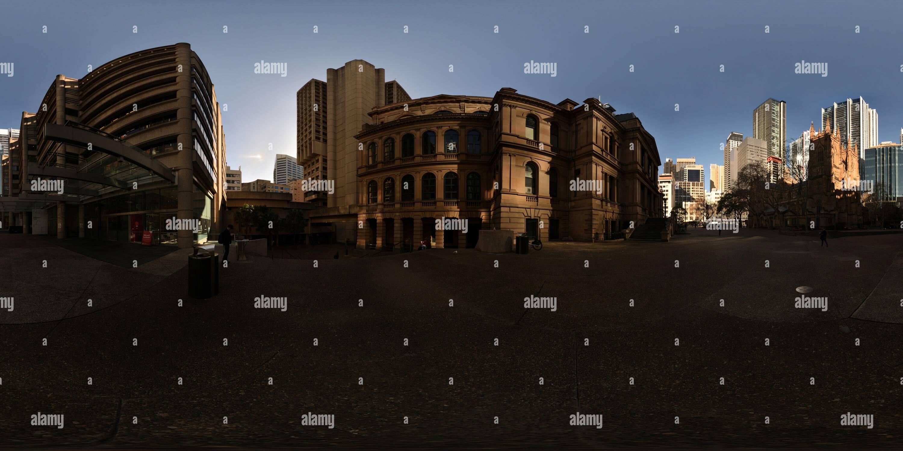 360 Grad Panorama Ansicht von Sydney Town Hall 1889 Südfassade, Viertel mit Blick auf St Andrews Cathedral 1868 und Town Hall House 1973 im brutalistischen Architekturstil