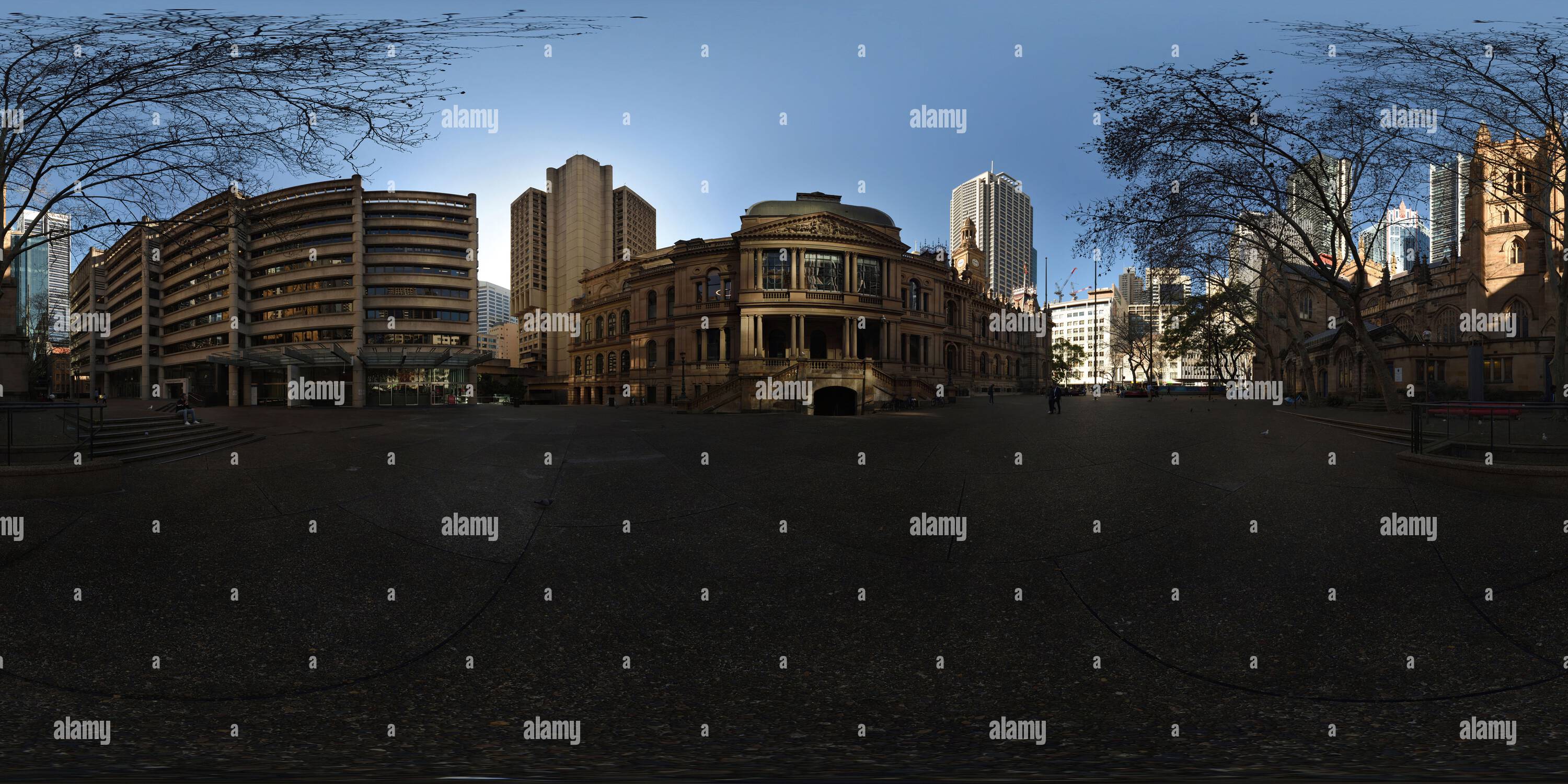 360 Grad Panorama Ansicht von Sydney Town Hall 1889 Südfassade, Viertel mit Blick auf St Andrews Cathedral 1868 und Town Hall House 1973 & St Andrew's House & 1975