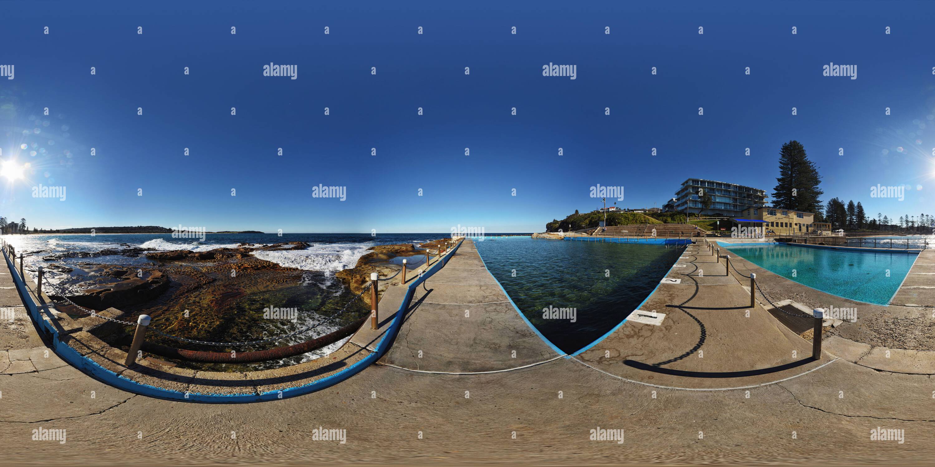 360 Grad Panorama Ansicht von Zwei angrenzende Ocean Pools, das Gezeitenfelsregal - Dee Why Rockpool Sydney Australia