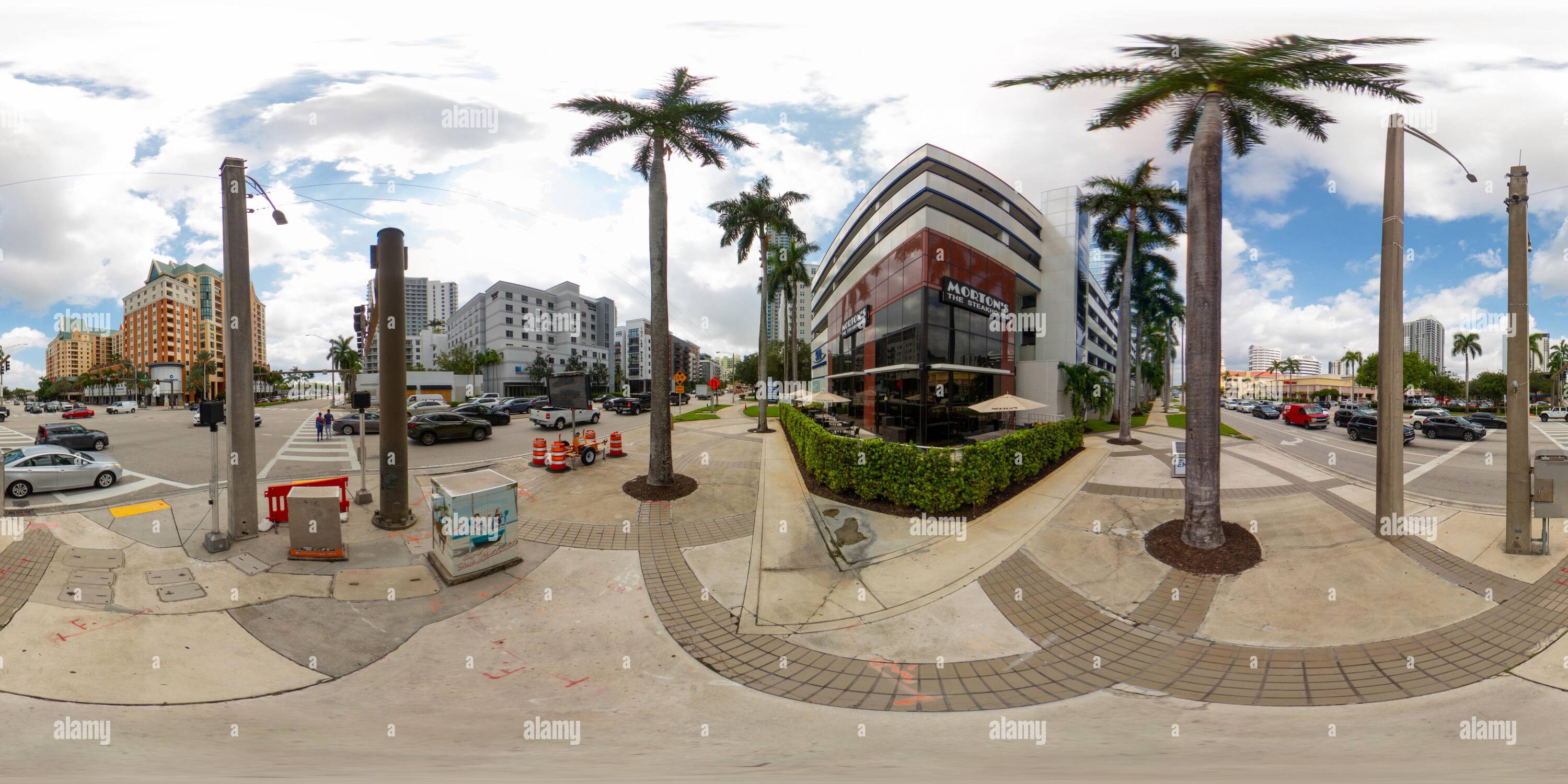 360 Grad Panorama Ansicht von Fort Lauderdale, FL, USA - 25. August 2023: Downtown Fort Lauderdale 360 mit rechteckigem Foto Mortons Steakhouse