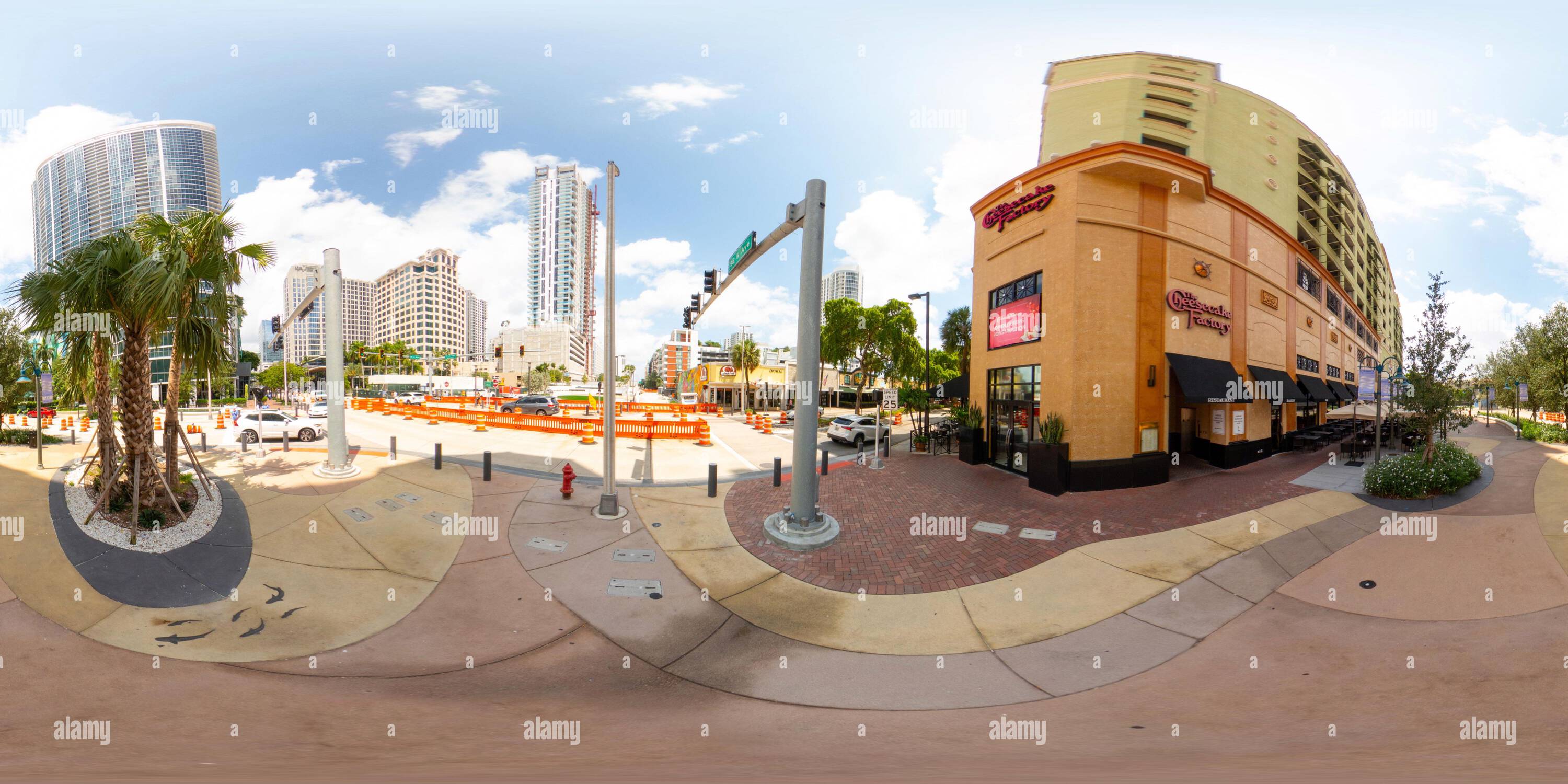 360 Grad Panorama Ansicht von Fort Lauderdale, FL, USA - 25. August 2023: Downtown Fort Lauderdale 360 äquirechteckiges Foto The Cheesecake Factory Las Olas