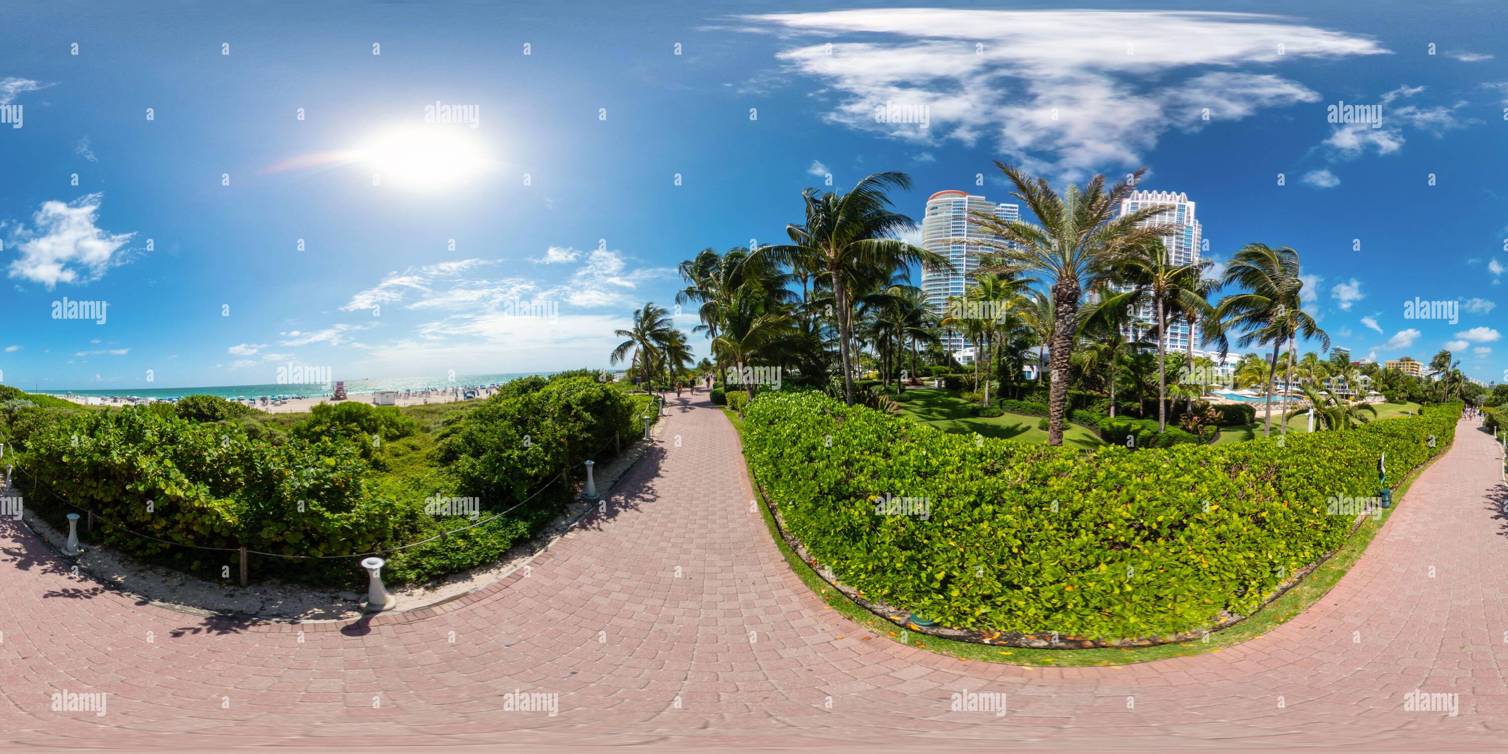 360 Grad Panorama Ansicht von Miami Beach, FL, USA - 3. September 2023: 360 Foto Miami Beach Atlantic Greenway Radweg entlang der Sanddünen äquirechteckig