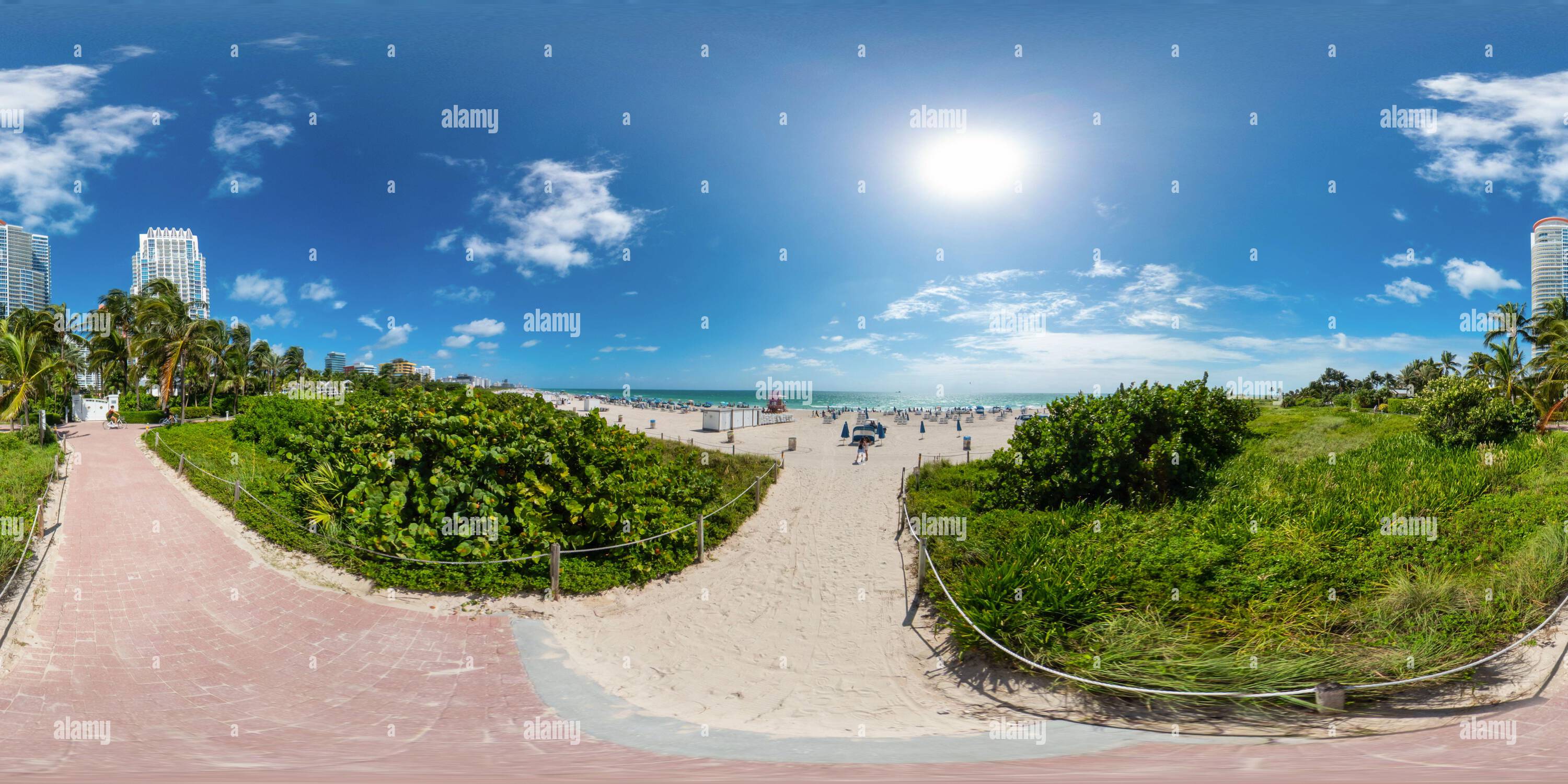 360 Grad Panorama Ansicht von Miami Beach, FL, USA - 3. September 2023: 360 Foto Miami Beach Atlantic Greenway Radweg entlang der Sanddünen äquirechteckig