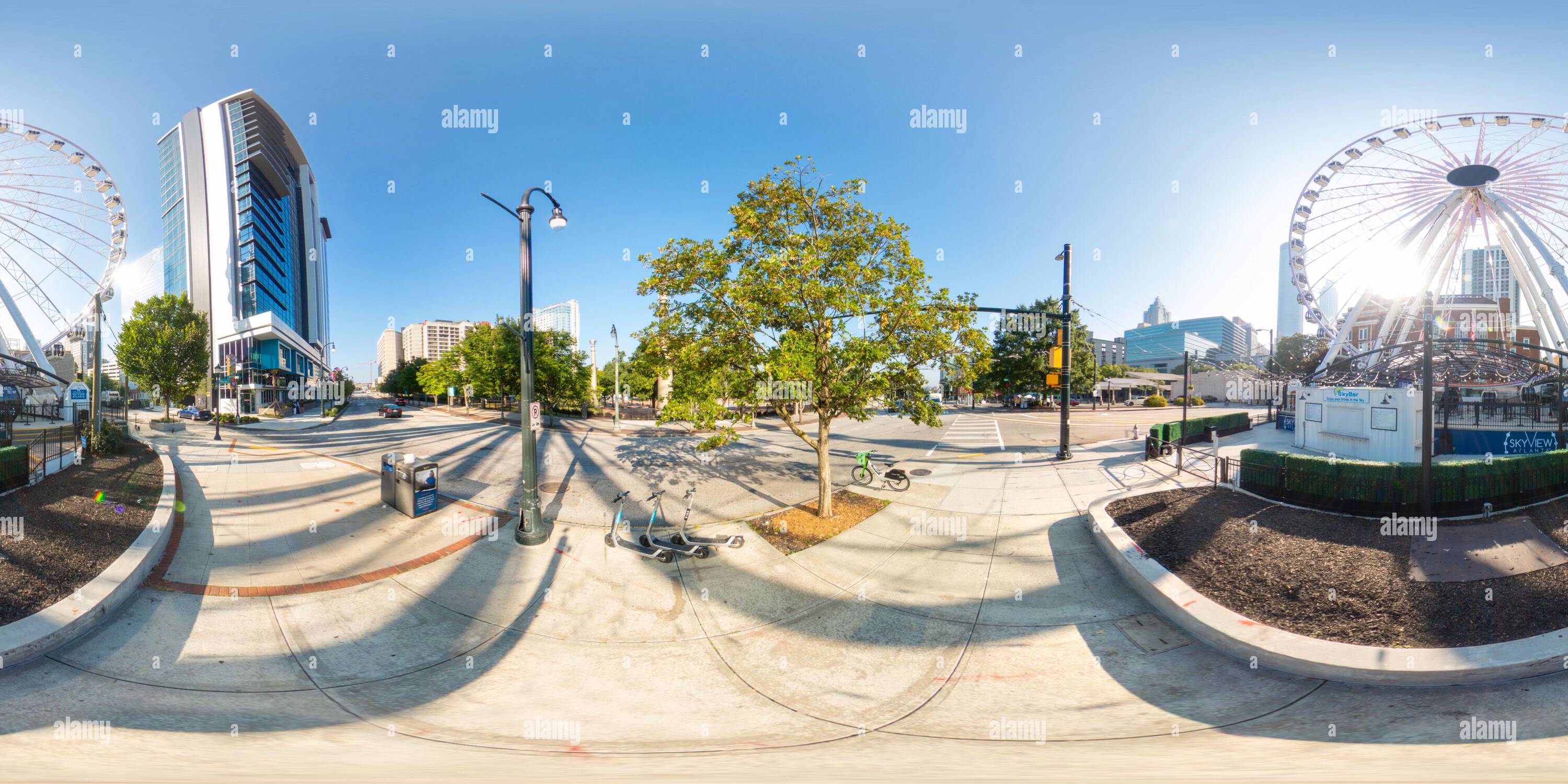 360 Grad Panorama Ansicht von Atlanta, GA, USA - 8. September 2023: 360 äquirechteckiges Foto des Skyview Atlanta Ferris Wheel