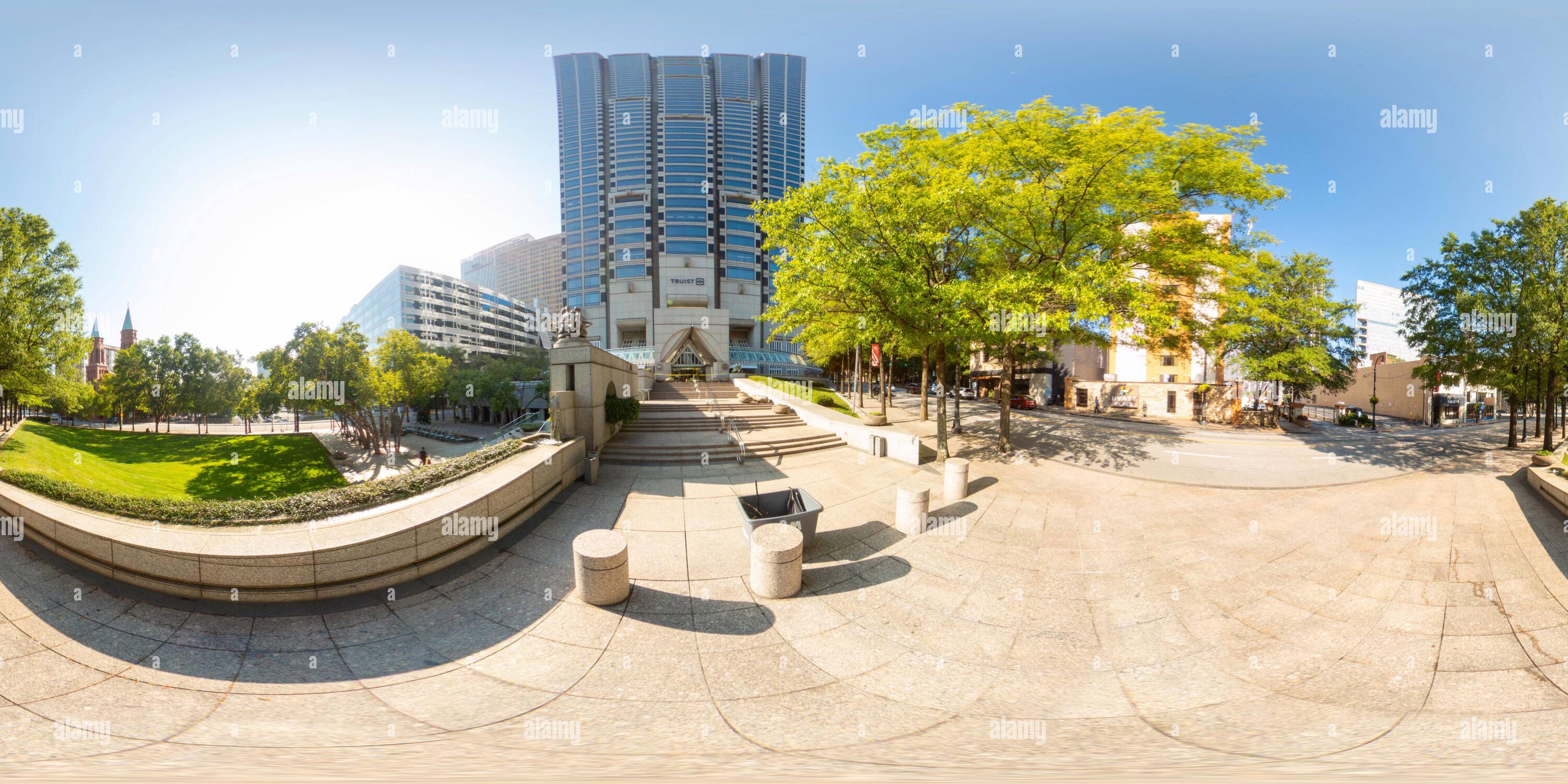 360 Grad Panorama Ansicht von Atlanta, GA, USA - 8. September 2023: Truist Bank Tower Downtown Atlanta Georgia, aufgenommen mit einer 360er-Kamera