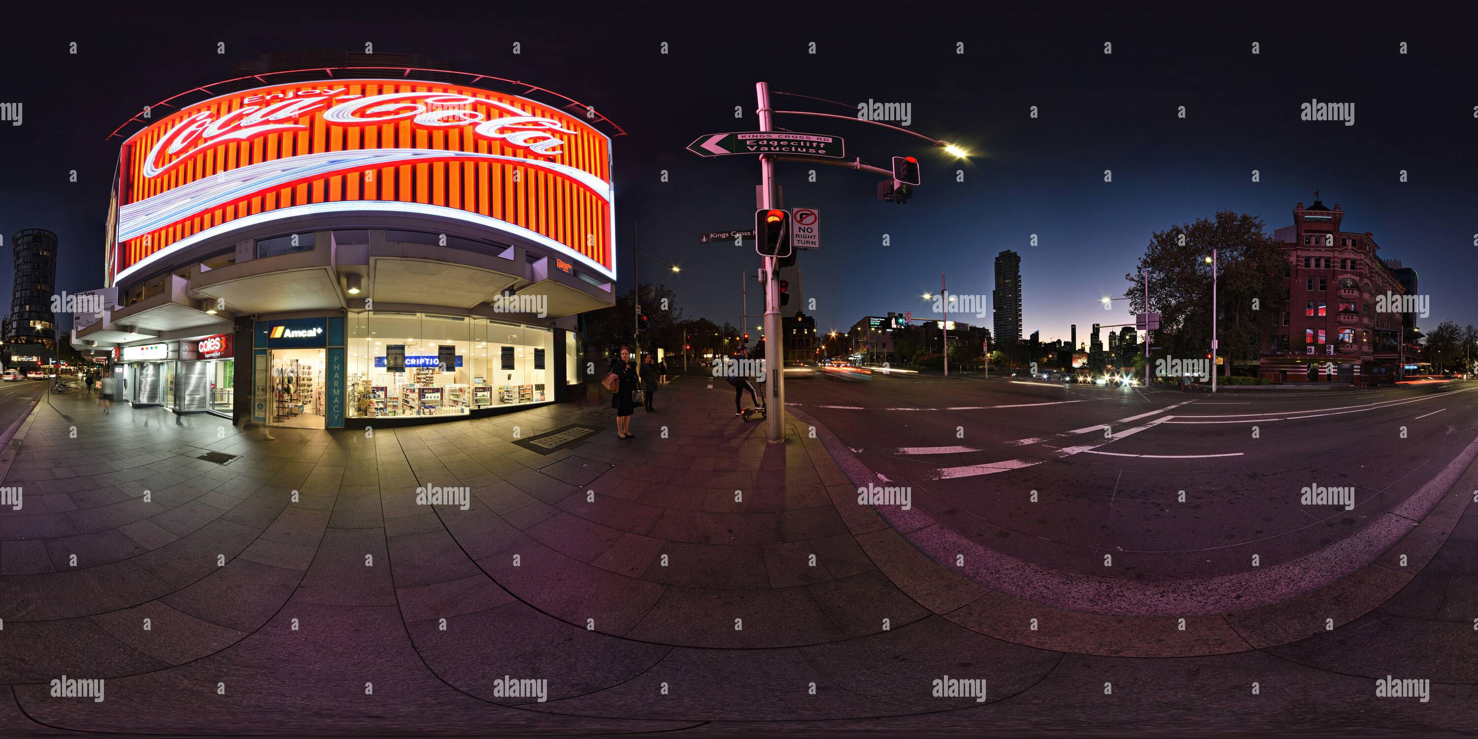 360 Grad Panorama Ansicht von 360°-Panorama der legendären Coca-Cola „neuen“ Neon-Reklametafeln in der Abenddämmerung, Kings Cross Hotel and Horizon Apartments, Sydney, Australien