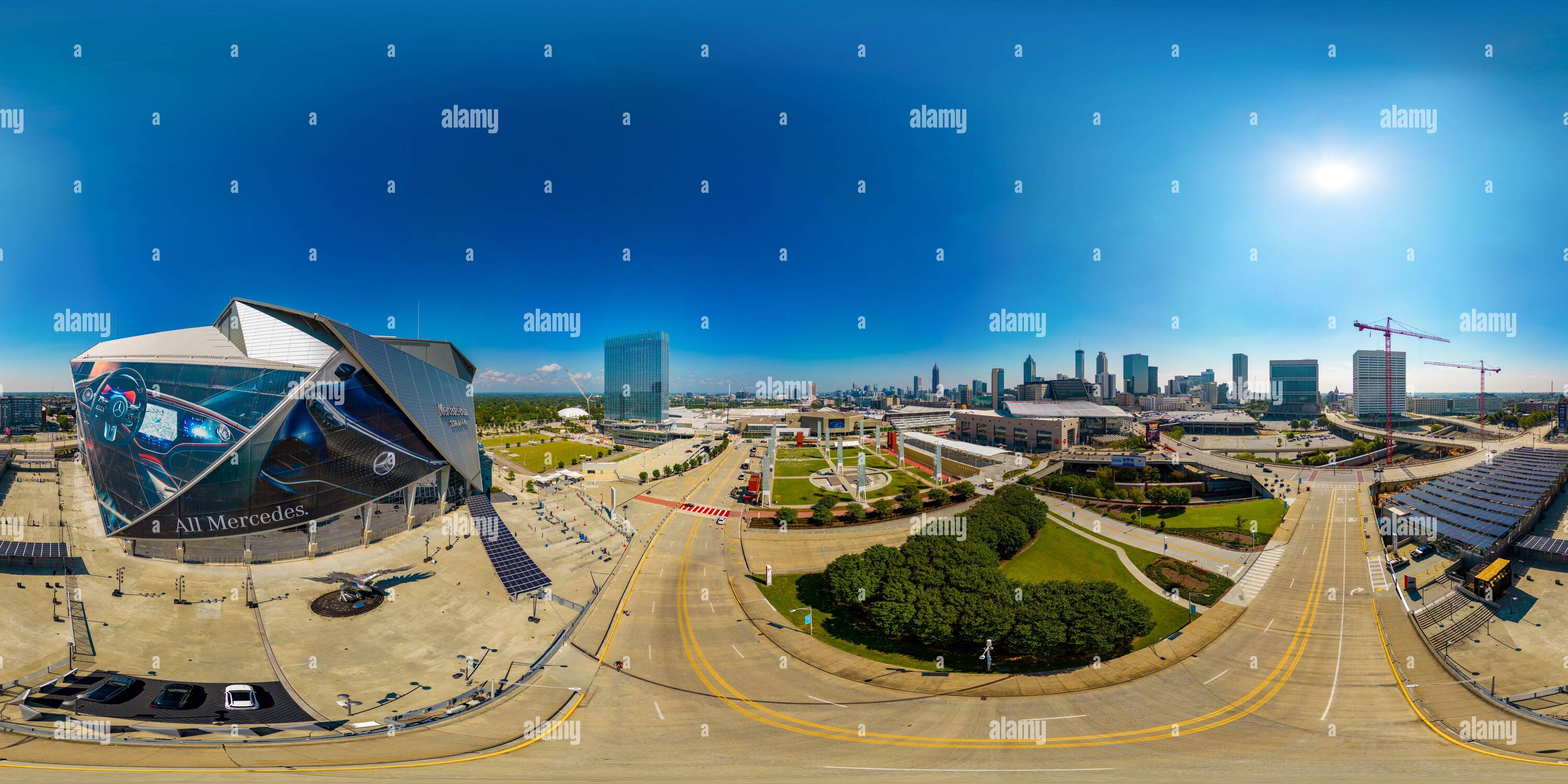 360 Grad Panorama Ansicht von Atlanta, GA, USA - 9. September 2023: Luftdrohne 360 vr Foto von Georgia World Congress Center und Convention State Farm Arena und Mercedes Benz Sta