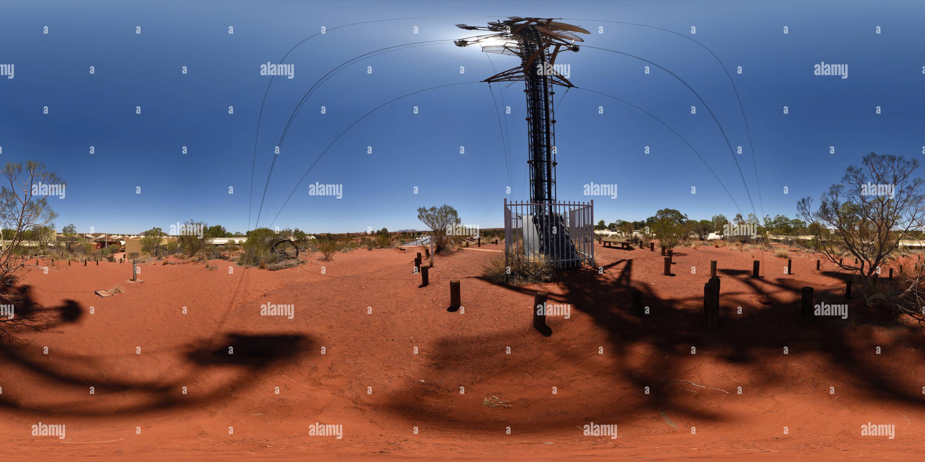 360 Grad Panorama Ansicht von 360°-Panorama des Communications Tower am Tjintu Solar Field Lookout, am Rande des Ayres Rock Resort Yulara Northern Territory, Australien